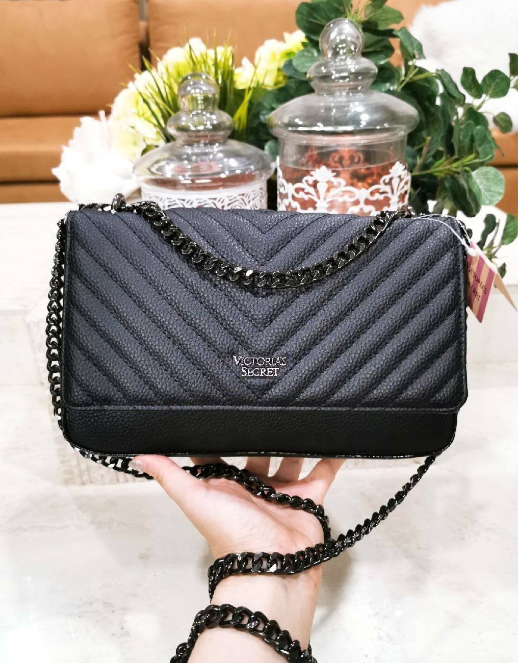 VICTORIA'S SECRET Quilted Chain Crossbody Sling Bag กระเป๋าสะพายรุ่นใหม่ล่าสุดจาก Victoria's Secret วัสดุหนังแกะสังเคราะห์ชึ้นลายริ้วหนังสวยอยู่ทรงไม่ย้วยดีไซน์สุดหรูคุณหนูไฮโซ เปิดปิดด้วยฝาปิดกระดุมแม่เหล็ก ภายในมีโลโก้และช่องใส่ของ ใส่กระเป๋าส