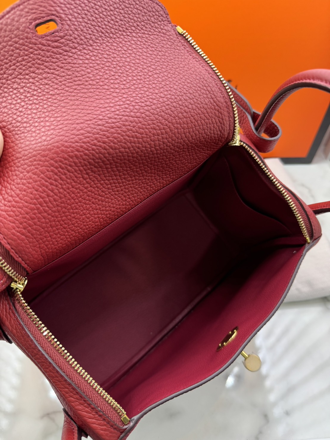 พร้อมส่ง 15 สี HERMES Lindy 26 bag กระเป๋าทรงโท้ทหนังสวยอย่างดี เอกลักษณ์ของความเรียบหรูไฮคลาสอย่างสมบูรณ์แบบ เกรดออริ สลับแท้ งานสวยตามรูป ใช้งานต่างประเทศได้