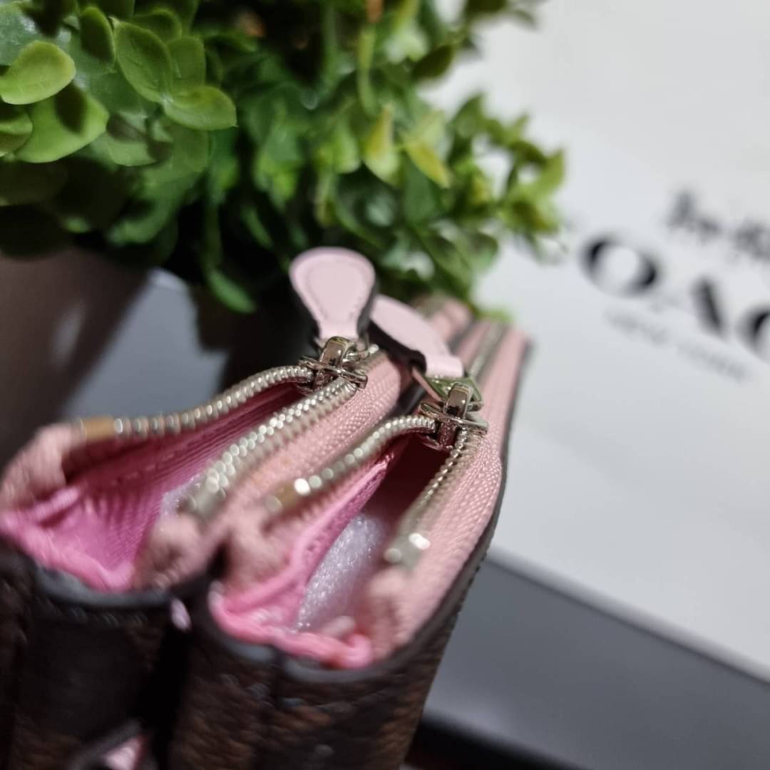 COACH F87591 DOUBLE CORNER ZIP WALLET IN SIGNATURE COATED CANVAS คล้องมือรุ่น 2 ซิป!! มาแล้วจ้า 🌟🤗 ไซส์นี้คือเหมาะมือจริงๆ พกง่ายเช่นเคย ไม่ต้องกังวลว่าจะเกะกะหรือกินพื้นที่กระเป๋าหลัก วัสดุหนังแคนวาสเคลือบลาย มีช่องหลักแยก 2 ช่อง ภายในบุผ