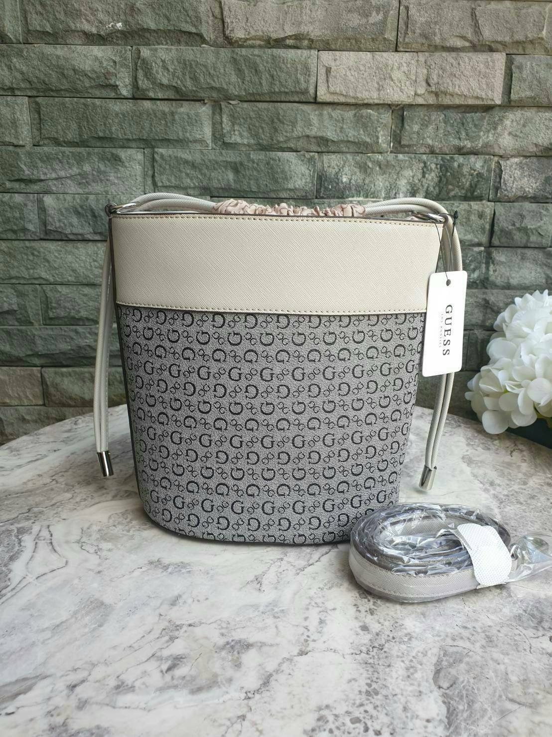 3สี Guess Bucket Bag กระเป๋ารุ่นใหม่ล่าสุด อวดไอเทมแสนเก๋กับกระเป๋าทรงถังสุดน่ารัก พิมพ์ลายรอบใบ วัสดุ Saffiano PU คุณภาพดี นิ่ม น้ำหนักเบา ด้านหน้าประดับด้วยโลโก้แบรนด์สวยโดดเด่น เปิดปิดด้วยเชือกหนังใช้หูรูดปลายเชือกประดับอะไหล่เงินสะดวกใช้ ด้านในโล่งกว้