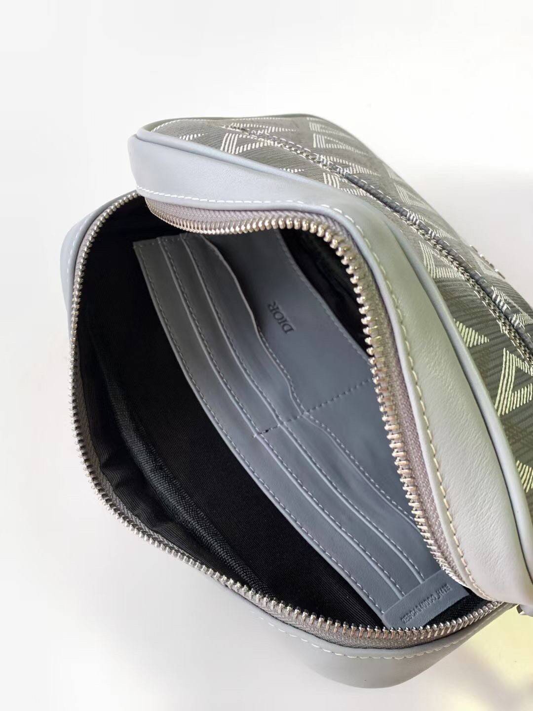 DIOR TOILETRY BAG Oblique Jacquard / Dior Toiletry Handbag พร้อมส่ง กระเป๋าถือมีสายคล้องมือ สวยหรูหราเป็นเอกลักษณ์แบรนด์ **สินค้าเกรดท็อปออริจินอล 1:1 สลับแท้ เกรดดีสุด ใช้งานต่างประเทศได้