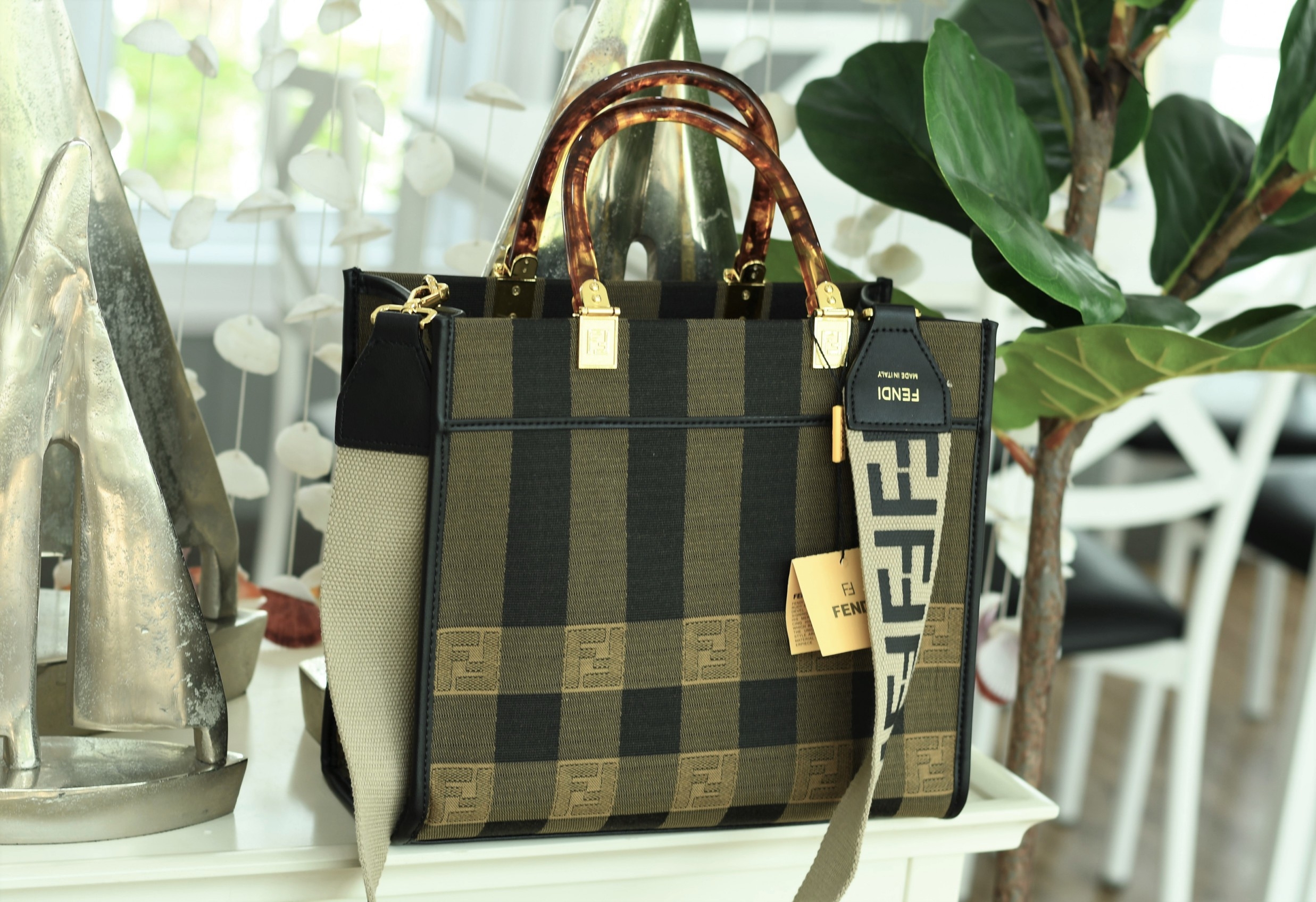 พรีเมี่ยมกิ๊ฟแท้ 100% 】Fendi New Tote Gift bag กระเป๋าถือหรือสะพายไหล่ วัสดุผ้า canvas ปักลายแบรนด์ น้ำหนักเบา ภายในโล่ง จุของได้เยอะ สวยหรู ดูดี คุณนายสุดๆ ไอเท็มแนะนำเลยค่า