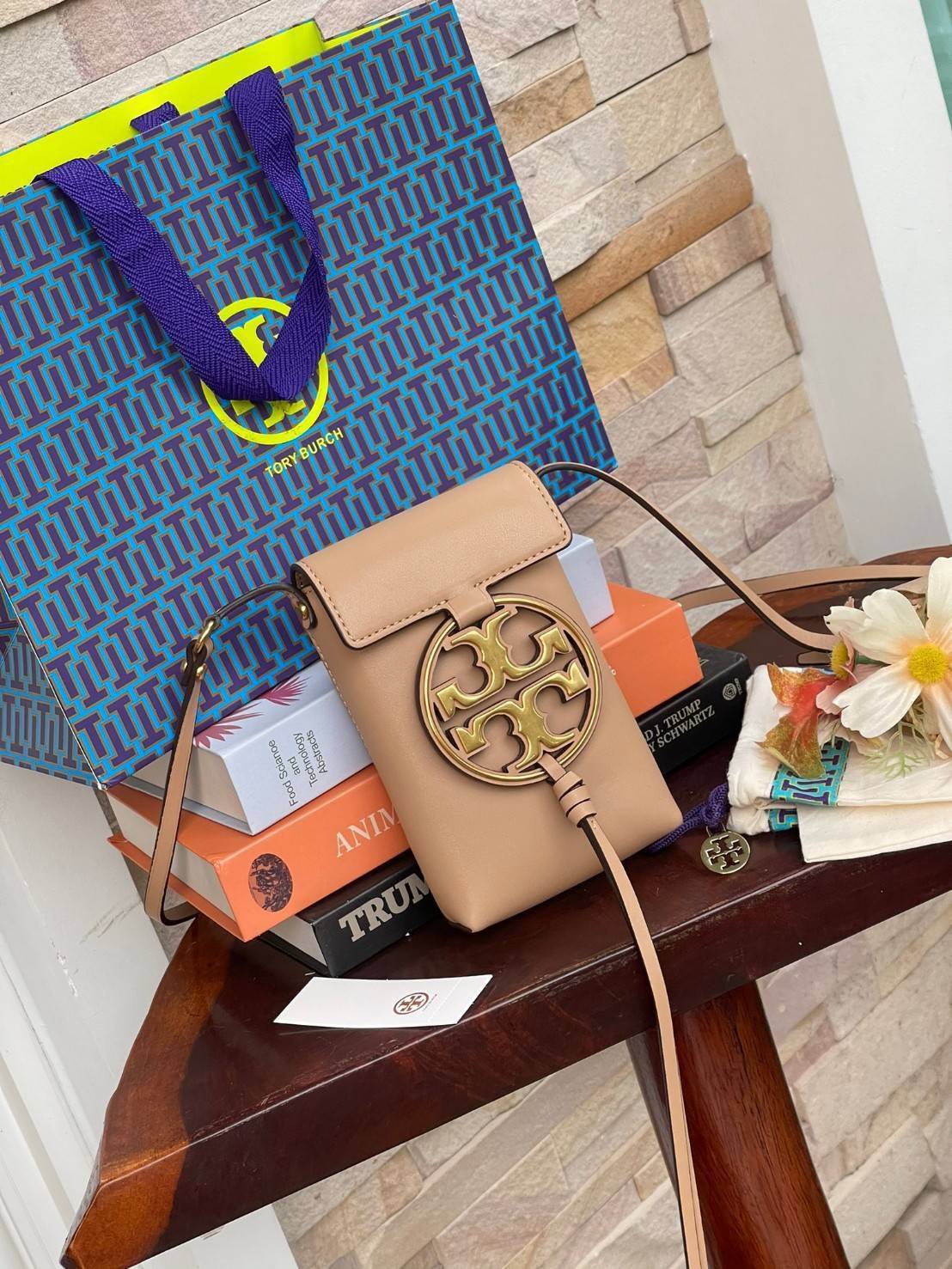 ของแท้ 💯% TORY BURCH MILLER METAL PHONE CROSSBODY อีกหนึ่งกระเป๋าใส่มือถือรุ่นฮิตที่เชื่อว่าหลาย ๆ คนต้องเคยเห็นผ่าน ๆ ตามาอย่างแน่นอน