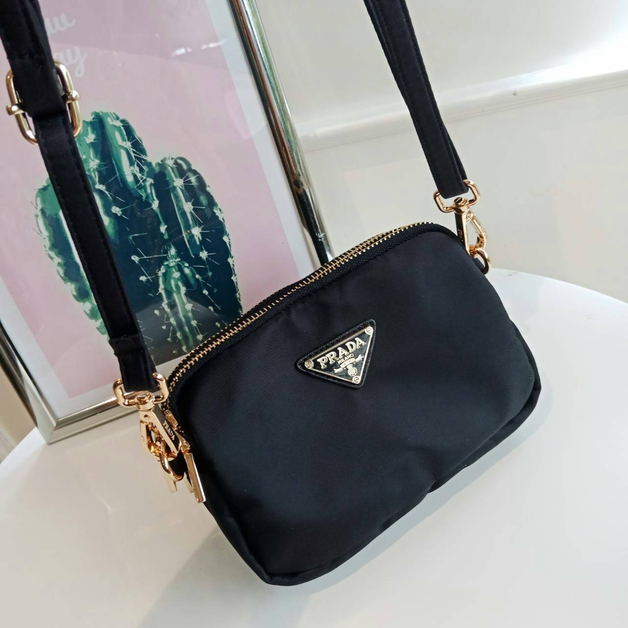 งานพรีเมี่ยมกิ้ฟ จากเคาเตอร์ต่างประเทศ จากแบรนด์ PRADA กับรุ่นขายดี ที่รอคอย Prada 3 zip nylon crossbody bag เป็นกระเป๋าใบเล็ก มีด้วยกันถึง3ช่องใส่ของ ซึ่งเหมาะกับผู้หญิงอย่างเรามาก สามารถแยกของที่จะใส่ได้เลย ตัวกระเป๋าอะไหล่สีทอง ขนาดกะทัดรัด สามารถใส่ I