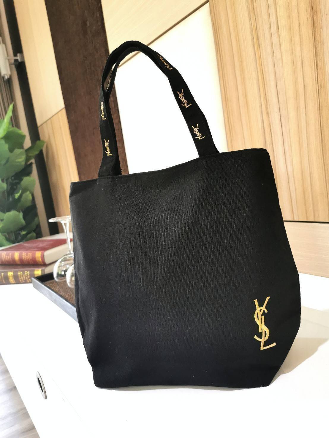 พรีเมี่ยมกิ๊ฟแท้ 100% 】Yves Saint Laurent YSL Cosmetics Canvas Tote Bag with Zipper Gift With Purchase (GWP) กระเป๋าสะพายพรีเมี่ยมกิ๊ฟรุ่นยอดนิยมจาก YSL Yves Saint Laurent Limited Collection E-Mook ดีไซน์คลาสสิคทรง Shopping Bag วัสดุ Canvas ปักโลโก้ YSL ด