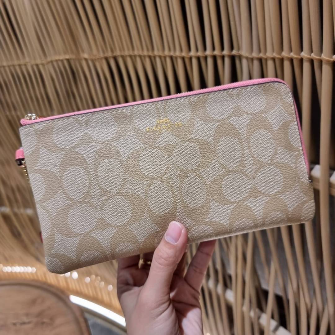 COACH F54057 DOUBLE ZIP WALLET IN SIGNATURE กระเป๋าคล้องมือ size L ใบนี้ใส่มือถือได้ทุกรุ่น ขนาดกำลังดี พกพาสะดวกมากๆ วัสดุหนังสังเคราะห์ ภายในเป็นผ้าสีสวยคม ใส่ธนบัตร ใส่บัตรได้เยอะ ใส่มือถือได้สบายๆทุกรุ่น ตอบโจทย์สาวๆที่ไม่ชอบพกเยอะวุ่นวายจ้า ใบนี้เอาอ