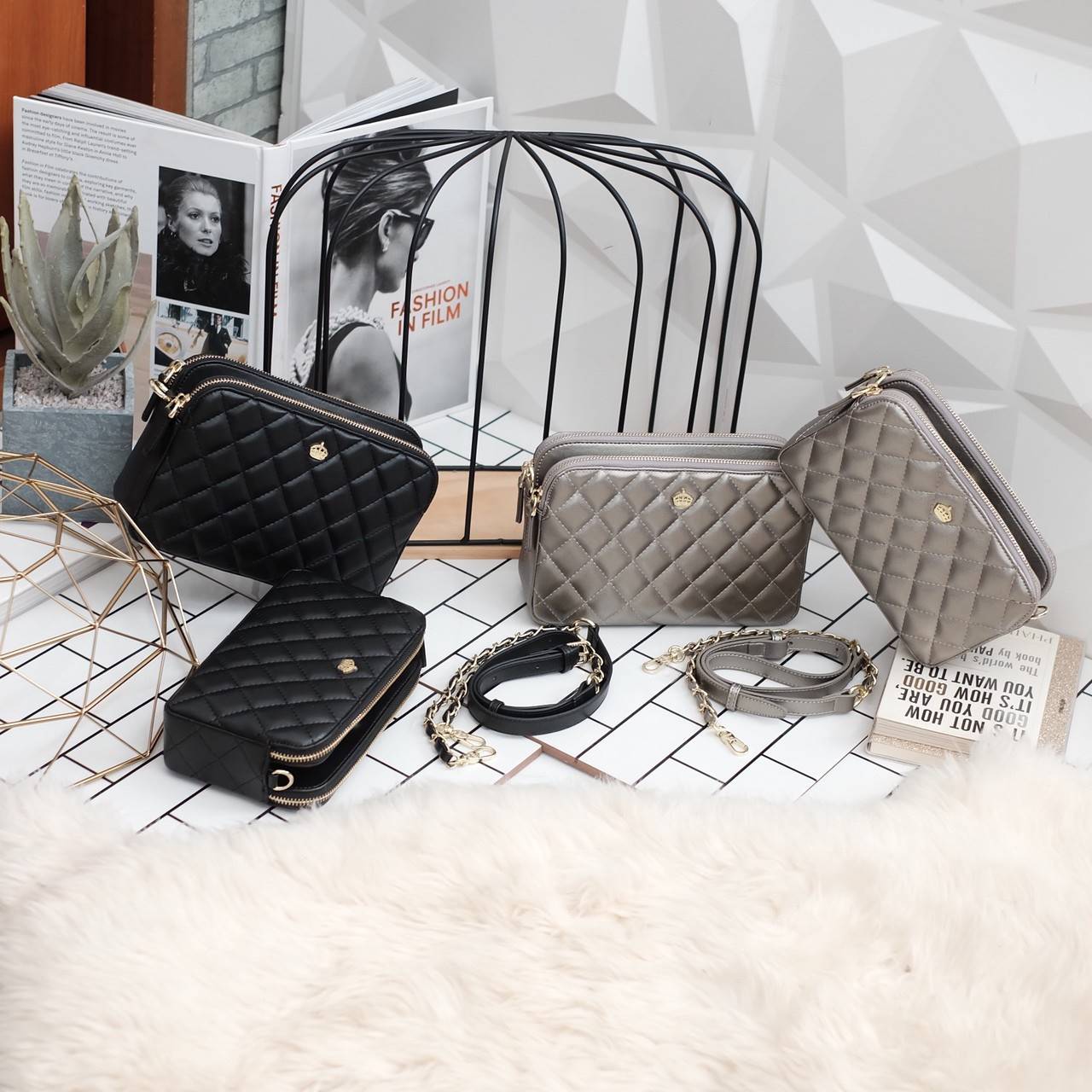 💥รุ่นขายดี มาเพิ่มแล้วค่า KEEP Carla รุ่นขายดีที่สุด ทรงน่ารักที่สุด รอบนี้หนังลายเรียบตัวใหม่ Microfiber สวย ทน กว่าเดิม 👍ตีตารางขึ้น ฟู นิ่ม สวย ดูแพง สะพายได้ทุกวัน เข้ากับชุดง่ายมาก Must have item !! ❤️#กระเป๋าที่มีสีเดียวไม่เคย