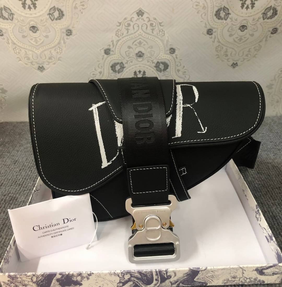 หนังแท้ Dior Shawn Stussy Saddle Crossbody Bag Printed Leather / Dior Waist Bag / Dior Belt Bag / Dior Saddle พร้อมส่งที่ไทย ภาพสินค้าถ่ายจากงานขายจริง ใช้งานต่างประเทศได้ค่ะ