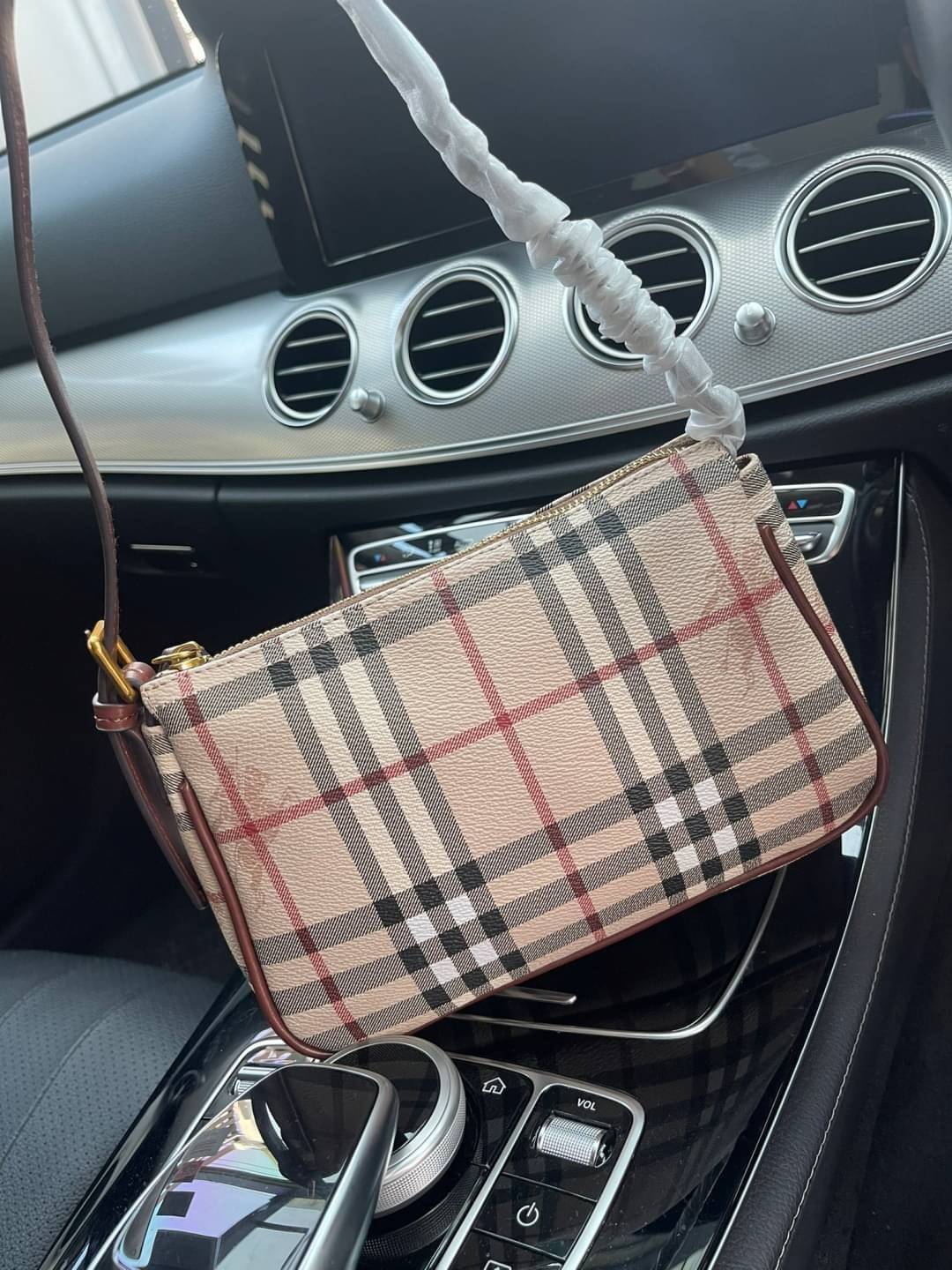 VIP 】Burberry Nova Check Small Shoulder Bag กระเป๋าสะพายไหล่ Vintage Check ที่ถือว่าเป็นสัญลักษณ์อันเก่าแก่ของแบรนด์ ภายในเป็นช่องโล่งกว้าง และมีคุณสมบัติการใช้งานที่ครบครัน อีกทั้งยังเปิด-ปิดง่ายด้วยซิปเดียว มีอะไหล่โลหะสีทองที่ช่วยให้กระเป๋าดูหรูหรามากย