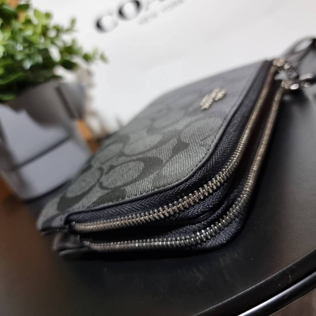 COACH F87591 DOUBLE CORNER ZIP WALLET IN SIGNATURE COATED CANVAS คล้องมือรุ่น 2 ซิป!! มาแล้วจ้า 🌟🤗 ไซส์นี้คือเหมาะมือจริงๆ พกง่ายเช่นเคย ไม่ต้องกังวลว่าจะเกะกะหรือกินพื้นที่กระเป๋าหลัก วัสดุหนังแคนวาสเคลือบลาย มีช่องหลักแยก 2 ช่อง ภายในบุผ