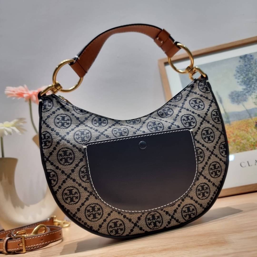 Tory Burch T Monogram Mini Crescent Bag / TORY BURCH T MONOGRAM MINI JACQUARD CRESCENT BAG ร้อนแรงกว่านี้ไม่มีแล้ว กับไอเท็มที่เซเลปรีวิวเยอะมาก!! สาวๆตามหากันไปอีก กระเป๋าทรง half moon ที่ดีไซน์บนผ้า jacquard ลวดลายซิกเนเจอร์ เรียบหรู ผู้ดีมากแม่!