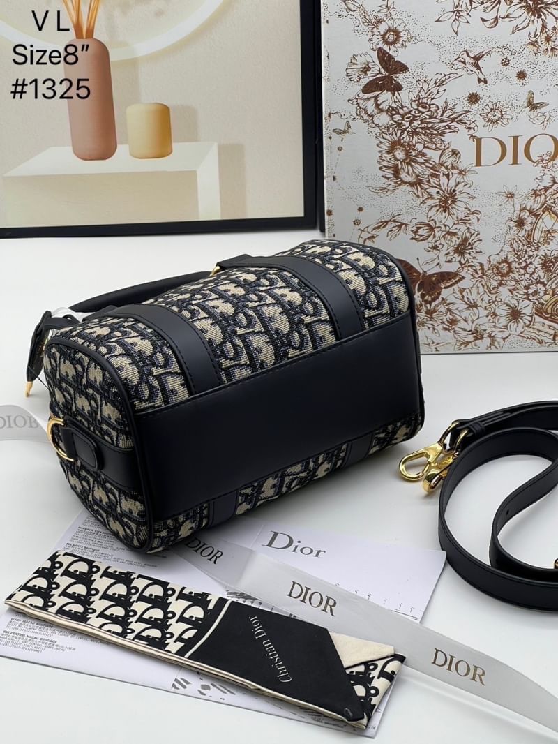 DIOR Groove 20 Bag Oblique Jacquard กระเป๋าสะพายทรงบอสตันทันสมัยและสง่างาม ใช้งานได้ทั้งแบบสะพายไหล่หรือสะพายแบบครอสบอดี้ เหมาะเป็นไอเทมคู่ใจในชีวิตประจำวัน
