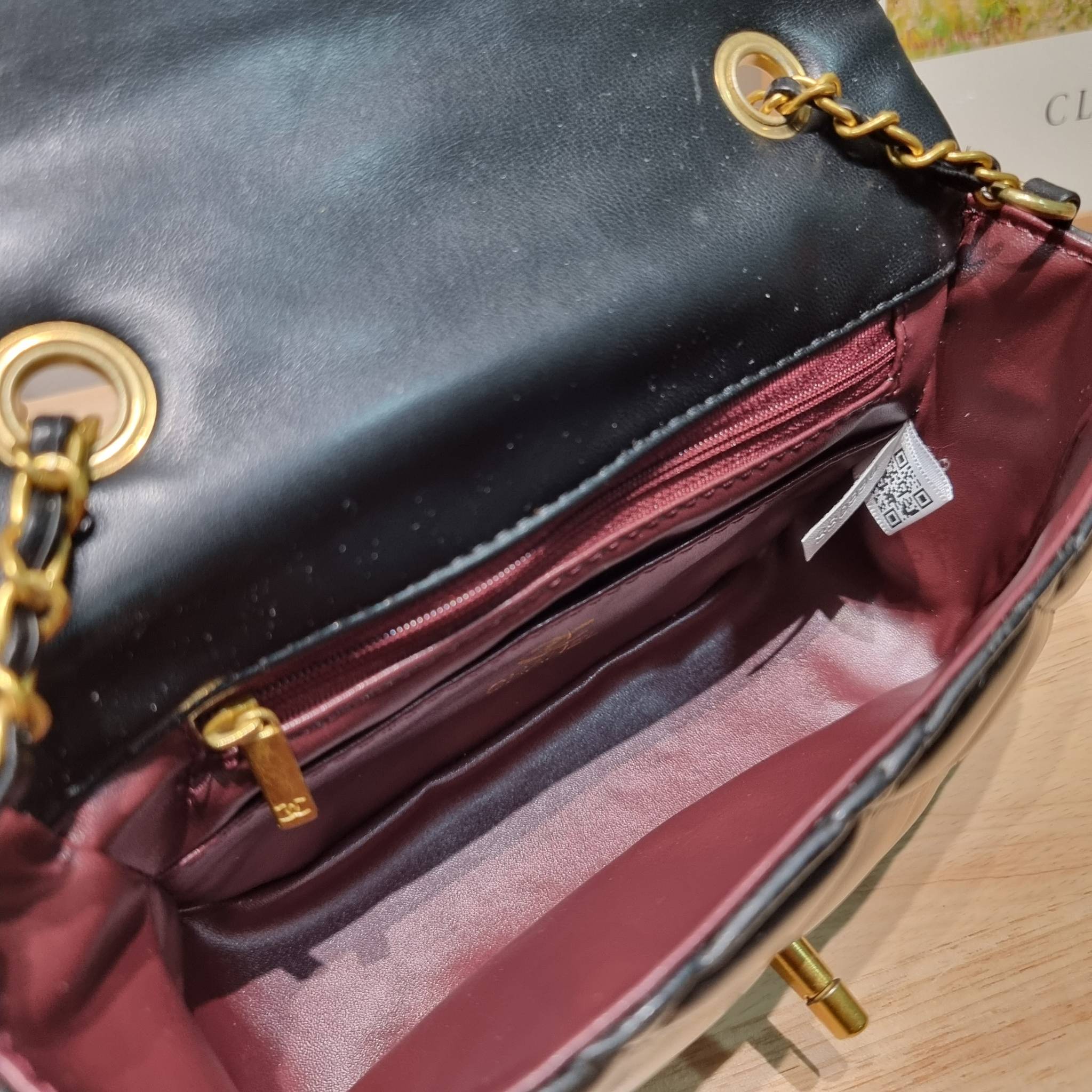 CHANEL GIFT SET สุดหรูชวนให้สะสมส่งท้ายปี กับไอเท็มลิมิเต็ดและ best seller พร้อมเสิร์ฟครบชุด สุดคุ้ม มาพร้อมกระเป๋าสะพายถึง 2 ใบ เด็ดทั้งคู่ๆ วัสดุหนังวัว และยังไม่พอ มีกระเป๋าสตางค์แถมให้ไปอีก 1ใบ สวยครบจบในเซ็ทเดียว!!