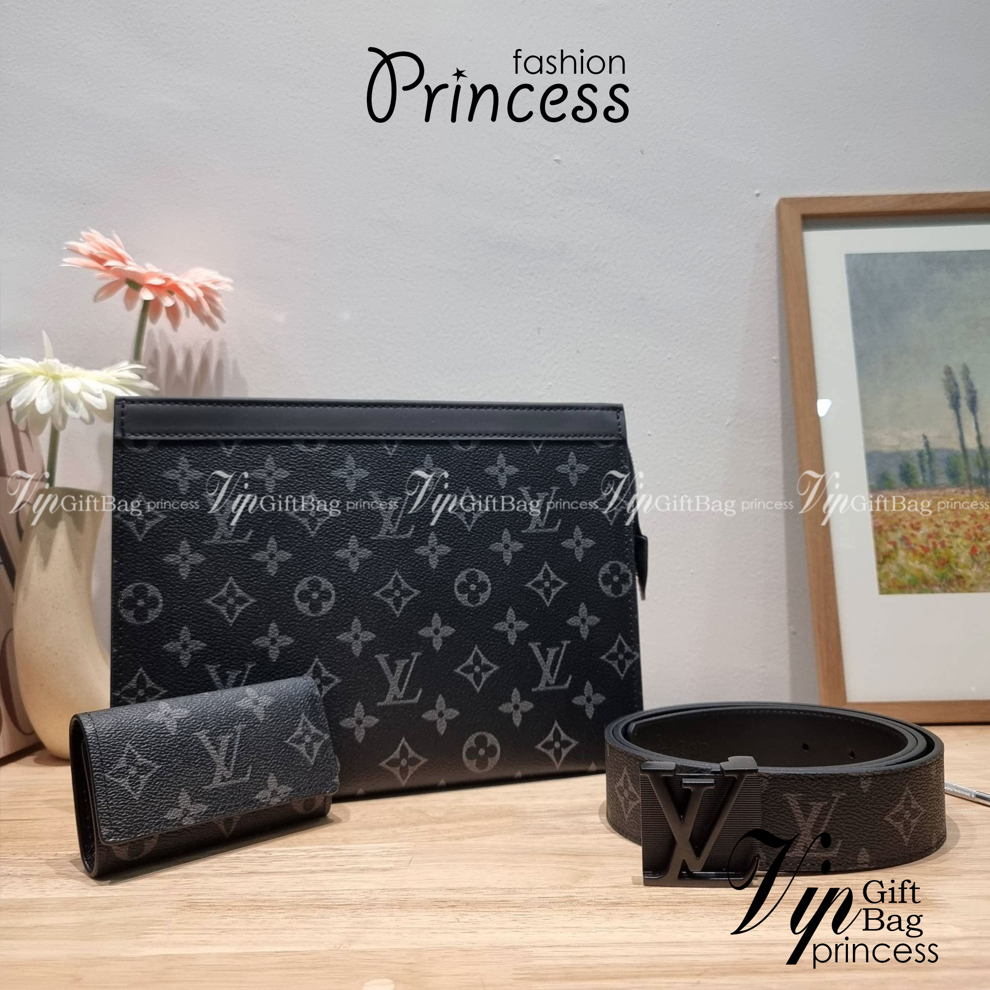LV POCHETTE VOYAGE SET BAG / LV gift box สุดยอดไอเท็มใน box set ที่เหมาะแก่การเก็บสะสม หรือจะส่งให้เป็นของขวัญในช่วงปีใหม่ก็ดีงามที่สุด จัดให้ทั้งกระเป๋าคลัทช์สีคลาสสิค กระเป๋าเก็บกุญแจ ที่จัดสรรให้พกพาได้ง่ายไม่เกะกะ และเข็มขัดเข้าเซ็ทคุมโทนได้ดีเยี่ยม แ
