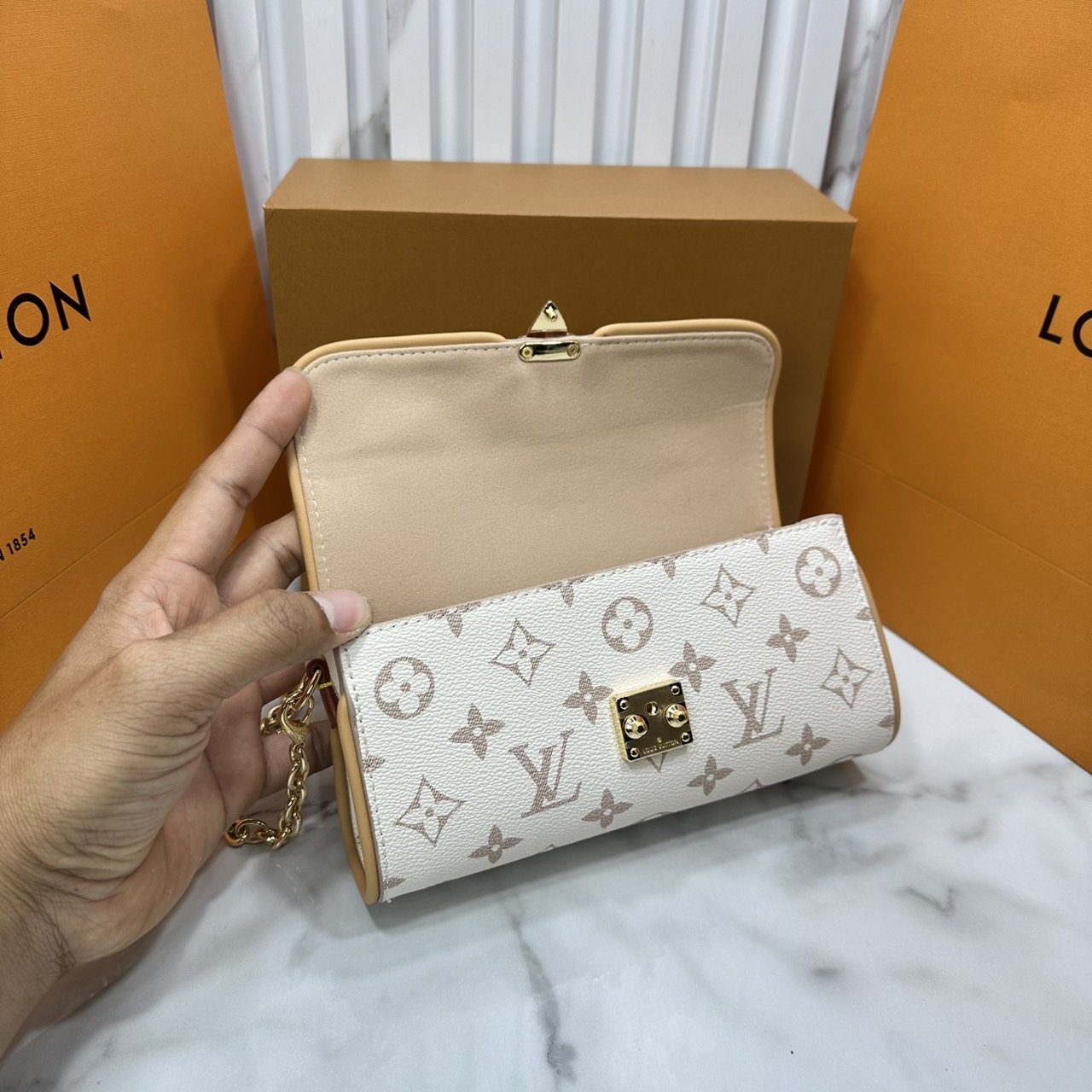ORI หนังแท้ | LV Pochette Camille bag Monogram Dune Canvas กระเป๋าสะพายทรงพอส สายโซ่สีทองสวยงามหรูหรา ตกแต่งตัวล็อกแบบ S lock สีทองเข้ากันลงตัวกับสายโซ่ถอดได้