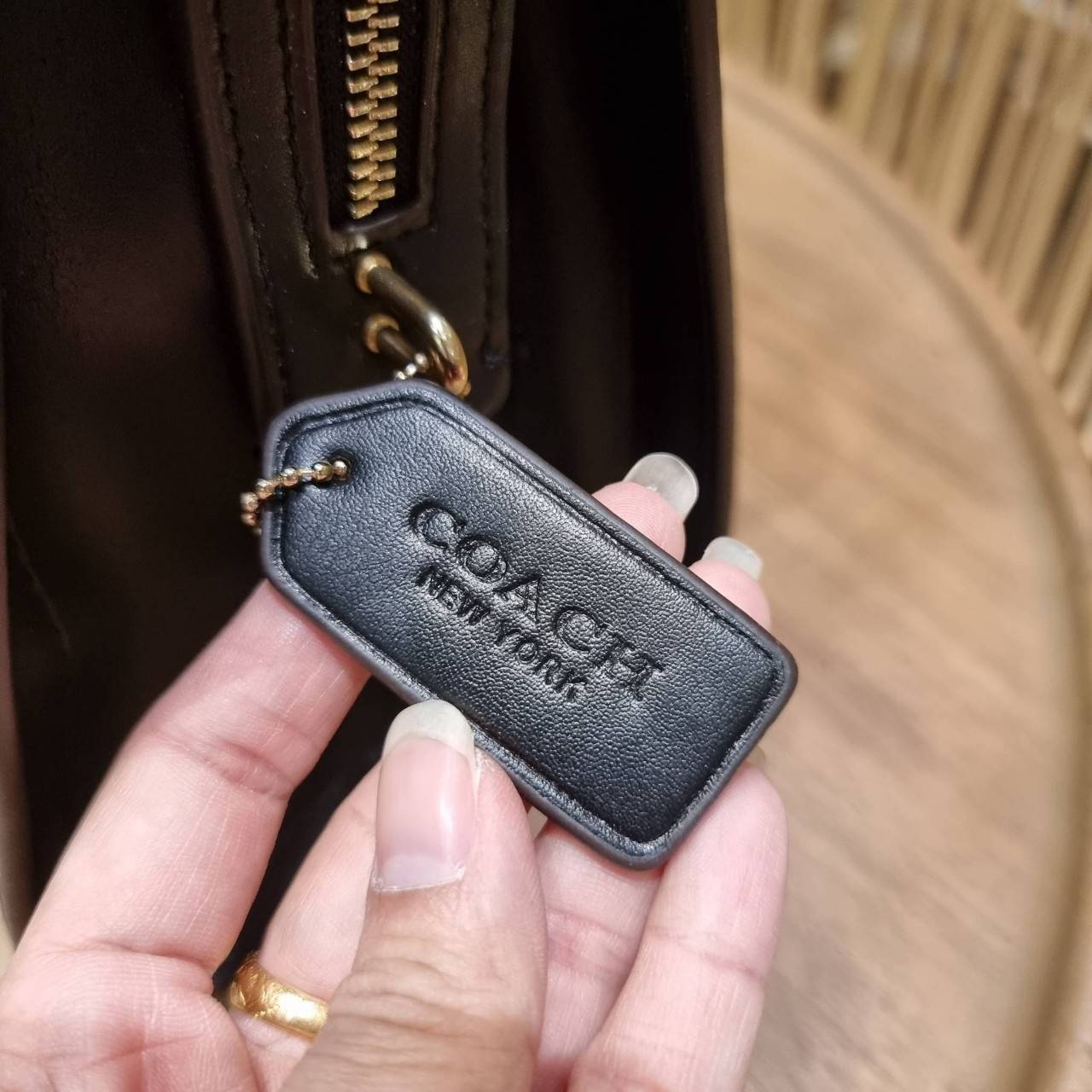 COACH ZOE CARRYALL IN SIGNATURE CANVAS เดอะเบสท์แห่งปี ต้องยกให้พี่คนสวยใบนี้เลย!! รุ่นที่สาวๆตามหา หายากอีกหนึ่ง กระเป๋าถือ/สะพายทรงสวย คลาสสิค ใบใหญ่จุคุ้ม มีดีเทลน่ารักๆที่แม่กุญแจ สามารถล็อคหัวซิปได้ กุญแจซ่อนในพวงหนังห้อยก็น่ารักไปอีก ภายในโล่งกว้าง 