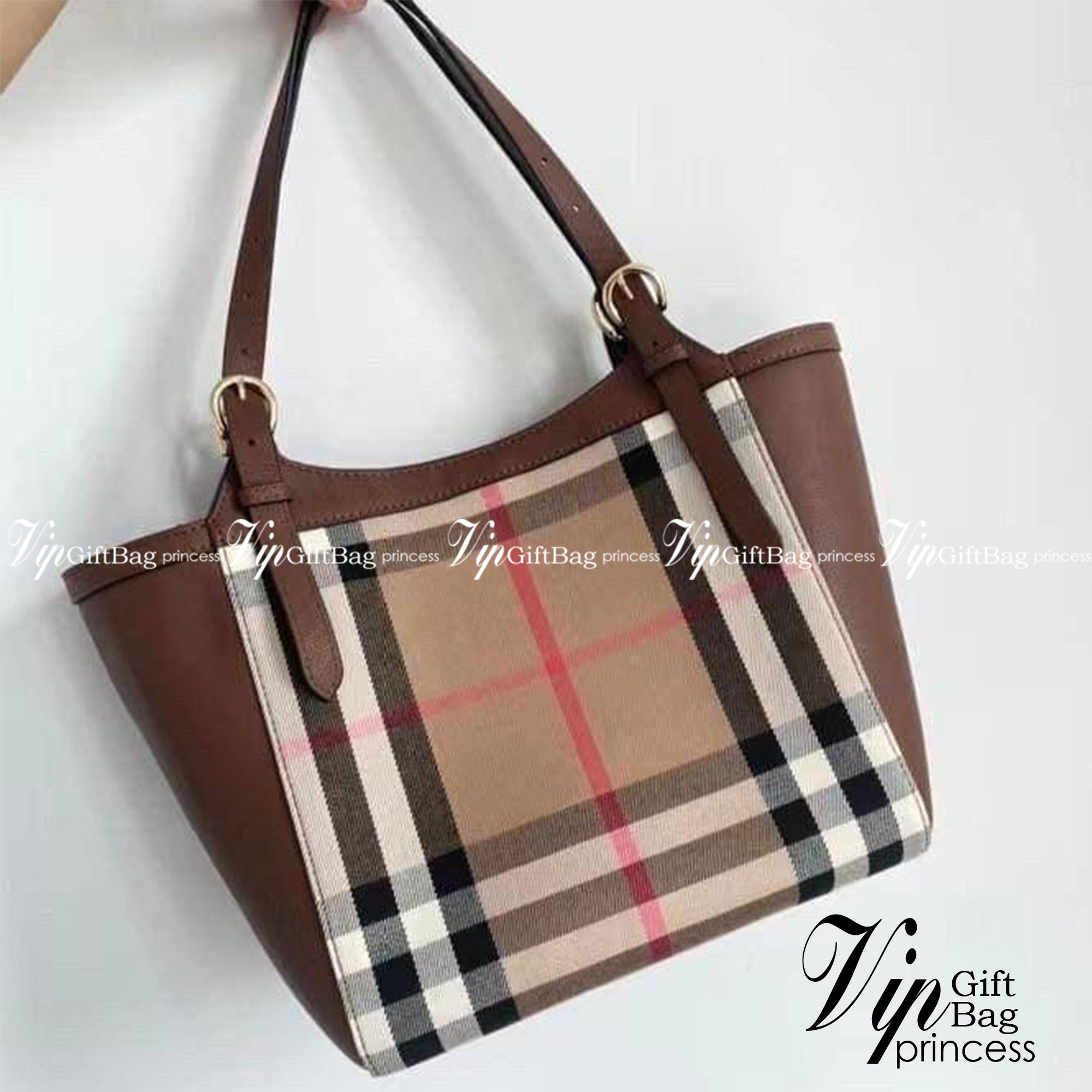 Burberry House Check Derby Canterbury Leather Tote / Burberry Tote Bag กระเป๋าถือหรือสะพายไหล่ วัสดุ canvas +หนังแท้ ภายในโล่ง มี1ช่องซิปและ2ช่องเล็กใส่ตังค์ใส่บัตร น้ำหนักเบา จุของได้เยอะ ครบจบใบเดียวทั้งเที่ยวและไปทำงานคุ้มสุดๆ ไม่ควรพลาดเลยค่า