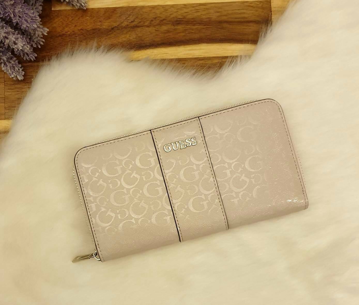 GUESS FACTORY WOMEN'S ZIP AROUND LONG WALLET กระเป๋าสตางค์หนังทรงซิปรอบลาย G ด้านหน้าติดโลโก้แบรนด์ด้วยโลหะสวยหรู ภายในมีช่องใส่ธนบัตร ช่องใส่บัตรหลายช่อง มีช่องซิปใส่เหรียญ สามารถใส่ไอโฟนพลัสได้ มีให้เลือกถึง 5 สี สวยคุ้ม น่าใช้มากๆค่า