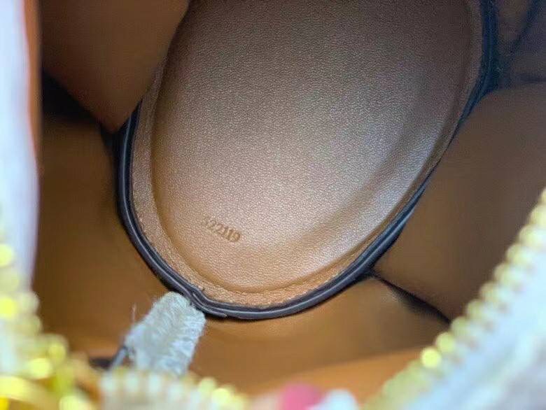 LOEWE Mini Canvas Anagram Jacquard Elephant Bag คอลเลคชั่นใหม่ล่าสุด น้องช้างไซส์มินิน่ารักมากมาย งานแบรนด์หรูจากประเทศสเปน โลเอเว่ (LOEWE) กระเป๋ารูปทรงช้างเป็นเหมือนหนึ่งในซิกเนเจอร์ของแบรนด์ ดีไซน์คงเอกลักษณ์วัสดุ Anagram Canvas Jacquard Fabric ผสมผสาน