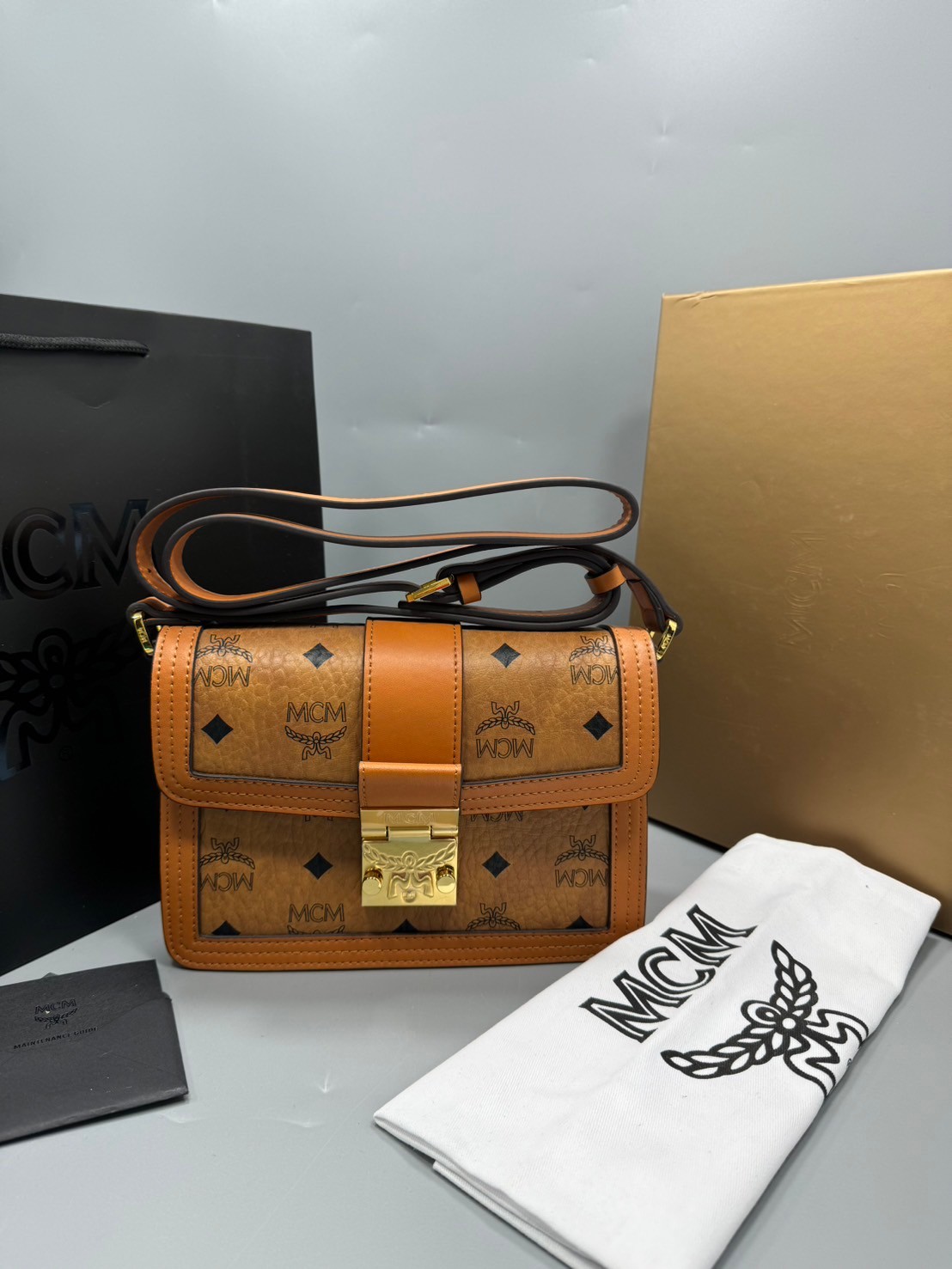 M.C.M SMALL NEW TRACY SHOULDER BAG IN VISETOS กระเป๋าสะพายสไตล์เทรซี่ ปรับโฉมให้ใช้งานได้ง่ายขึ้น เกรดออริ สลับแท้ 1:1 ใช้งานต่างประเทศได้