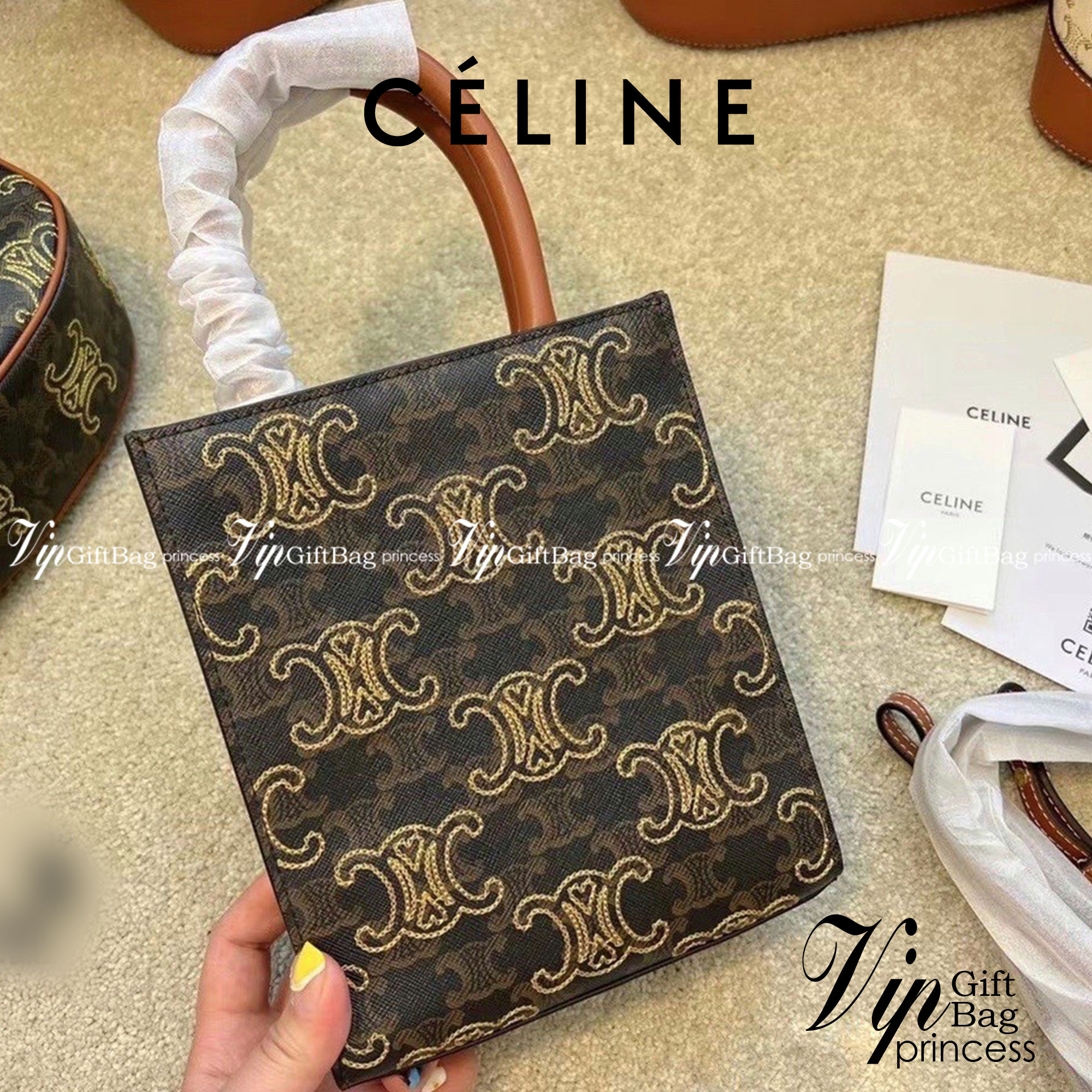 CELINE MINI HAND CARRY AND CROSSBODY BAG / CELINE MINI VERTICAL / Celine mini tote วัสดุ COATED CANVAS กระเป๋าสะพาย ทรงtote ใบเล็ก ทรงนี้คือทรงสุดฮิตใช้งานง่าย งานปั้มแบรนด์ทุกจุด ดีไซน์ทรงเหลี่ยมสวยหรูสุดคลาสสิคในสไตล์สาว Lisa ภายในโล่งกว้างใส่กระเป๋าสตา