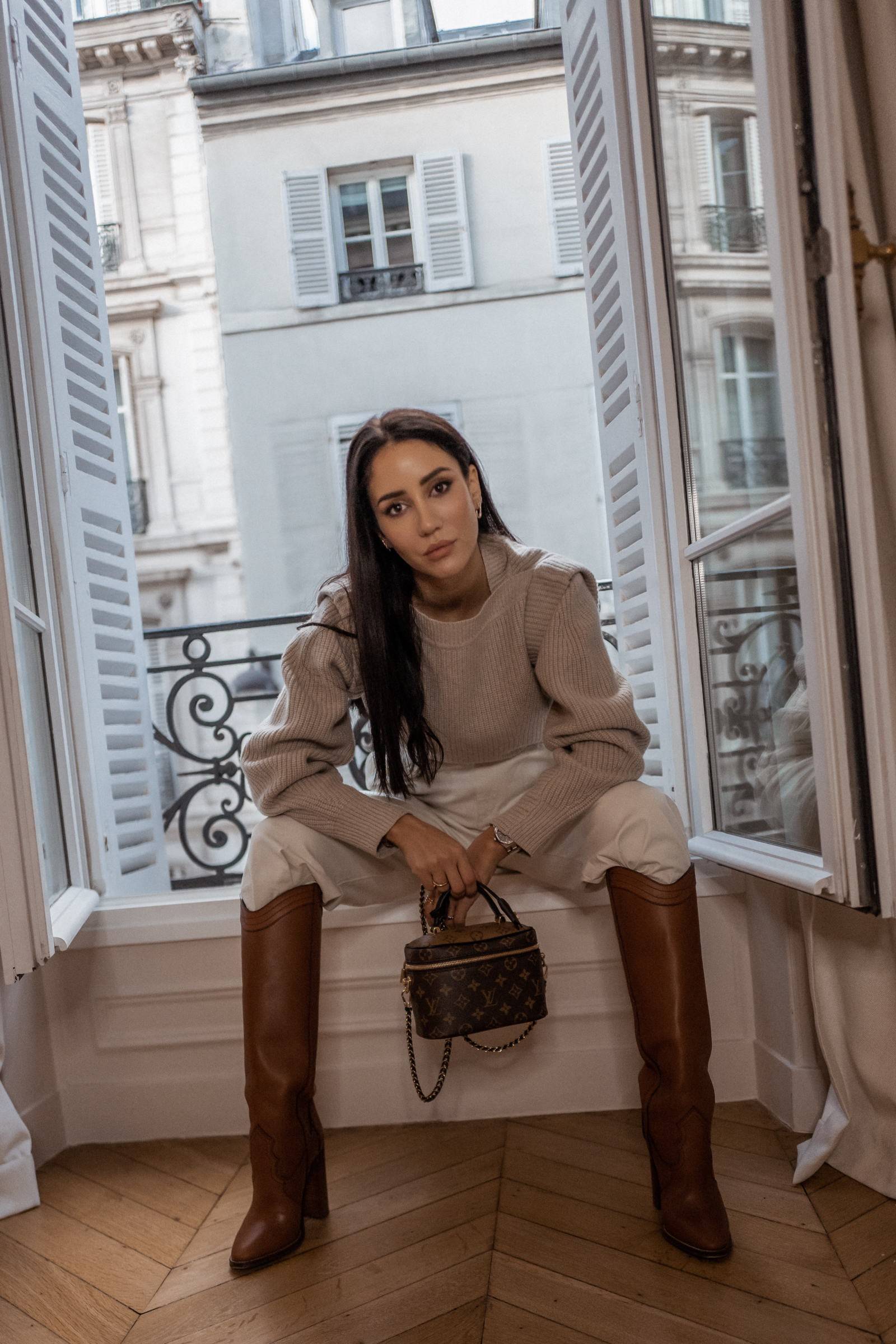 LV EXCLUSIVE VIP COSMETICS GIFT BOX กระเป๋าถือ/สะพาย สวยอยู่ทรง มาพร้อม box set สุดหรู adapt ใช้เป็นกระเป๋าเก็บเครื่องสำอางค์ ถือเชิดๆ หรือสะพายเลิศๆ ไปเที่ยว ไปไหนๆก็ดูแพง!! สวยจริงจัง!! พิเศษ!! มาพร้อมแม่กุญแจล็อคครบชุด และพวงหนังห้อย คุ้มมากๆแม๊!! ทุกด