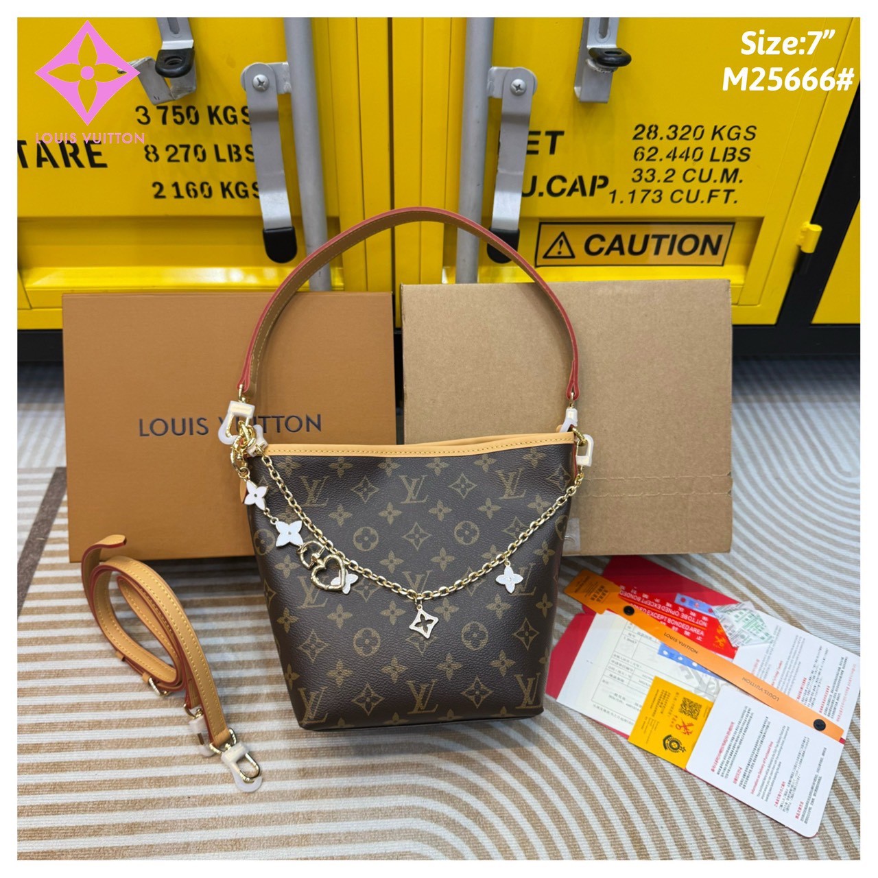 LV Bucket Shoulder Bag Monogram Canvas กระเป๋าสะพายทรงบัคเก็ต แต่งอะไหล่โซ่ทองพร้อมตัวห้อยสุดไอคอนิกยกระดับความหรูหรา คุ้มแบบไม่มีเบื่อ ดีไซน์คลาสสิคคงความเอกลักษณ์ ขนาดกำลังน่าใช้มากๆ