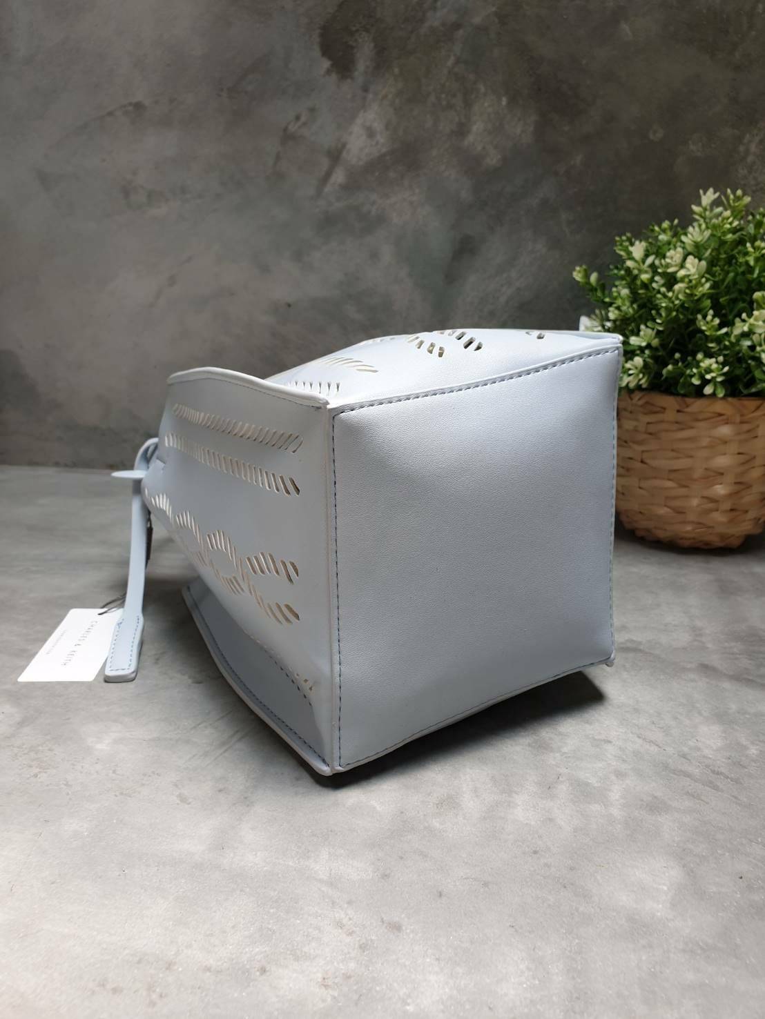 charleskeith Laser cut bucket bag กระเป๋าทรงเก๋ วัสดุหนังนิ่ม มาพร้อมกระเป๋าด้านใน มาพร้อมสายสะพายยาวปรับระดับได้ รุ่นนี้น่ารักมากค่ะ ห้ามพลาดเลยนะยูว์....