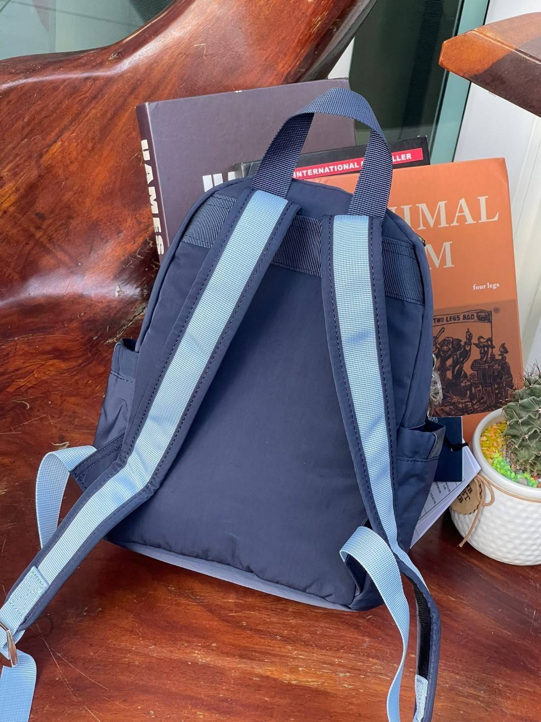 KIPLING X YONGLE PALACE COLLECTION รุ่น DELIA MINI DAILY BACKPACKS กระเป๋าเป้สะพายหลัง ที่มีความโดดเด่น มีความสวยงามจากลายปักด้านหน้าด้วยนักออกแบบชื่อดัง คอลเลคชั่นนี้ได้รับแรงบันดาลใจจากพระราชวังYongle Palace ส่วนขนาดและความเหมาะสมในการใช้งานบอกได้เลยเว่