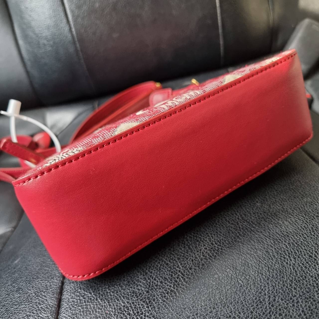 M.C.M MINI SHOULDER BAG IN VINTAGE JACQUARD MONOGRAM คอลเลคชั่นใหม่ล่าสุด โดดเด่นด้วยลายโมโนแกรม ถักทอบนผ้า woven jacquard กระเป๋าสะพายทรงพอชที่ไม่ธรรมดา มาพร้อมสายสะพายในตัว สามารถปรับใช้ได้ 2 แบบ สายยาวสะพายข้าง หรือจะนำสายเส้นกลางออกและปรับใช้สะพายไหล่