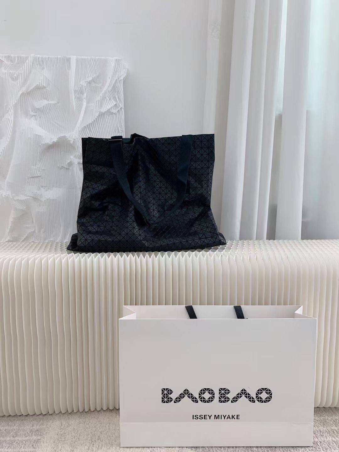 VIP 】Bao Bao Issey Miyake Cart Tote Bag พร้อมส่งที่ไทย รุ่นใหม่ล่าสุด สามารถใช้ได้ทั้งผู้หญิงกับผู้ชาย เบาสบายจุของได้เยอะสามารถทนทานต่อน้ำหนักได้สูงใช้งานได้ยาวๆเลยค่ะ
