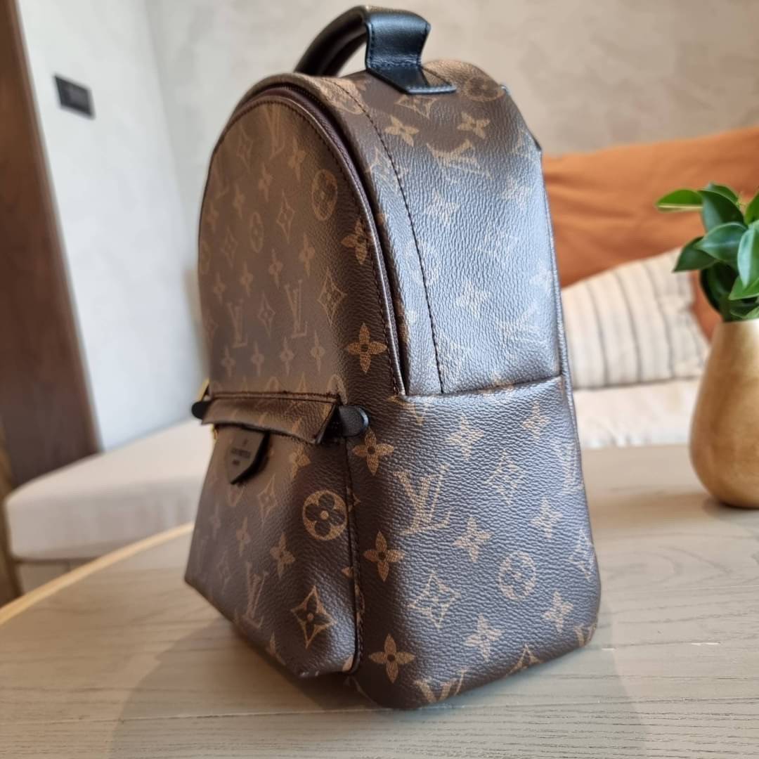 LV Backpack Size Small | สายสะพายเล็ก ถอดได้ LV palm springs New in!! เข้าแล้วกับไอเท็มยอดฮิต หรูหราพร้อม box set สุดสวย ที่สุดของความคุ้มค่า LV palm springs กระเป๋าแบ็คแพ็ค มาให้เลือก 2 ไซส์ ขายดี วัสดุหนังแคนวาสคุณภาพดี มีช่องซิปแบ่งสัดส่วน ใบเล็กสายวะพ