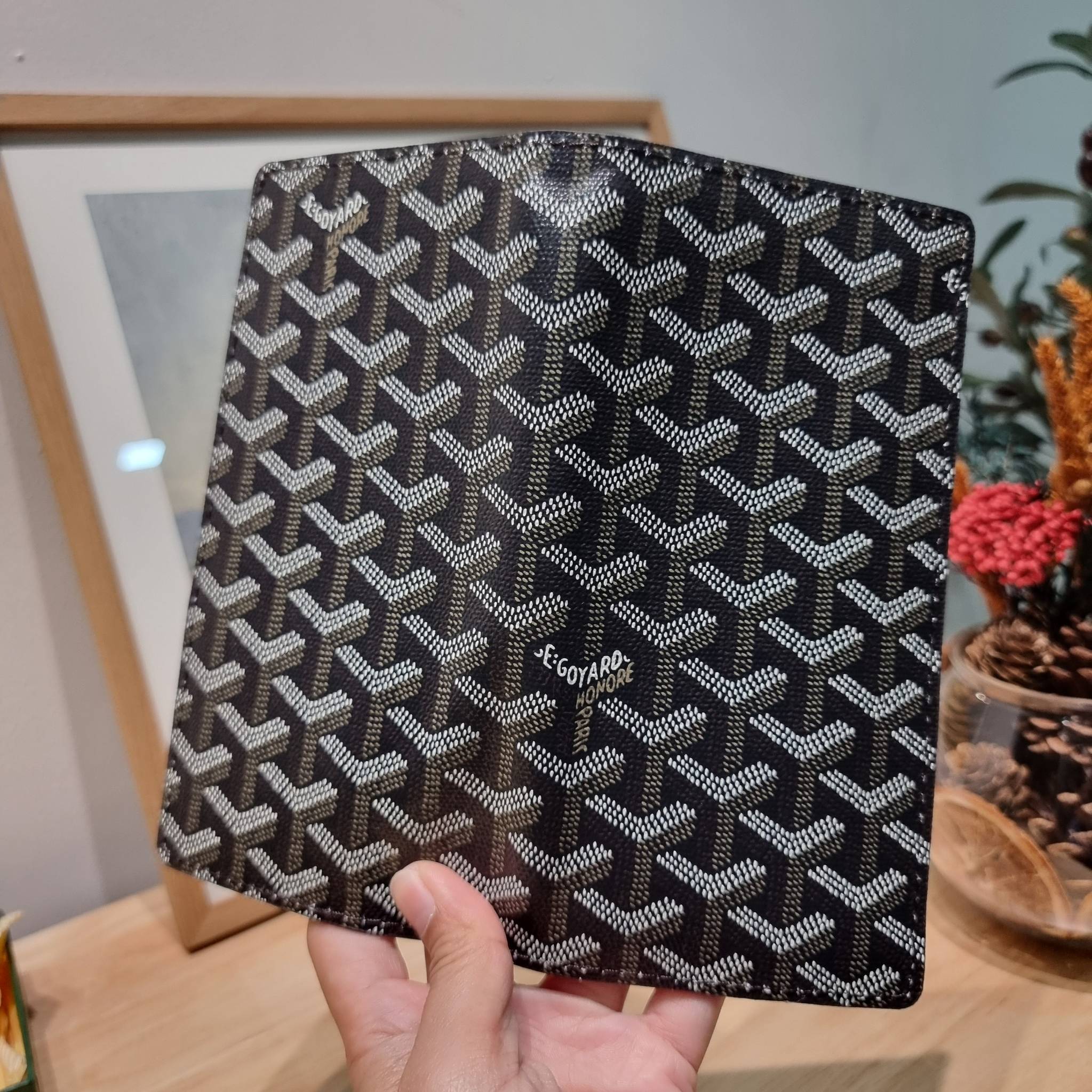 Goyard Bi Fold Long Wallet / GOYARD FLAP WALLET / Goyard Long Wallet กระเป๋าสตางค์ใบยาว รุ่น unisex ที่ใช้ได้ทั้งหนุ่มๆและสาวๆ ไอเท็มนี้ตอบโจทย์สำหรับคนที่ชอบเก็บบัตรเยอะๆ