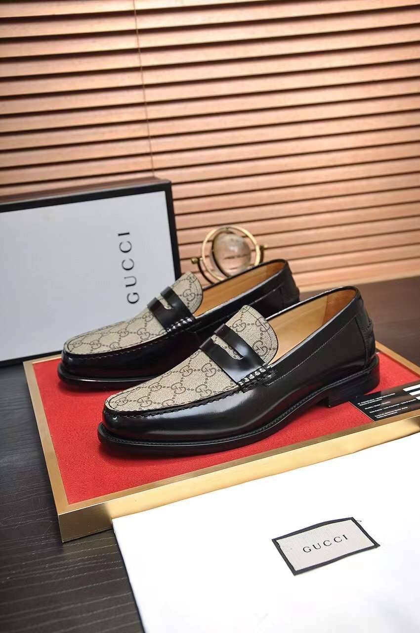 GUCCI Loafers for Men เกรดออริจินอล รองเท้าโลฟเฟอร์กุชชี่ ให้ลุคดูภูมิฐาน หรูหรา เข้ากับทุกชุด ทุกโอกาส วัสดุหนังแท้และแคนวาสอย่างดี ใส่สบาย ไม่กัดเท้า บล็อคมาตรฐาน 1:1 เป็นรองเท้าที่คุณผู้ชายควรมีติดตู้ภาพถ่ายจากงานขายจริง ใช้งานต่างประเทศได้