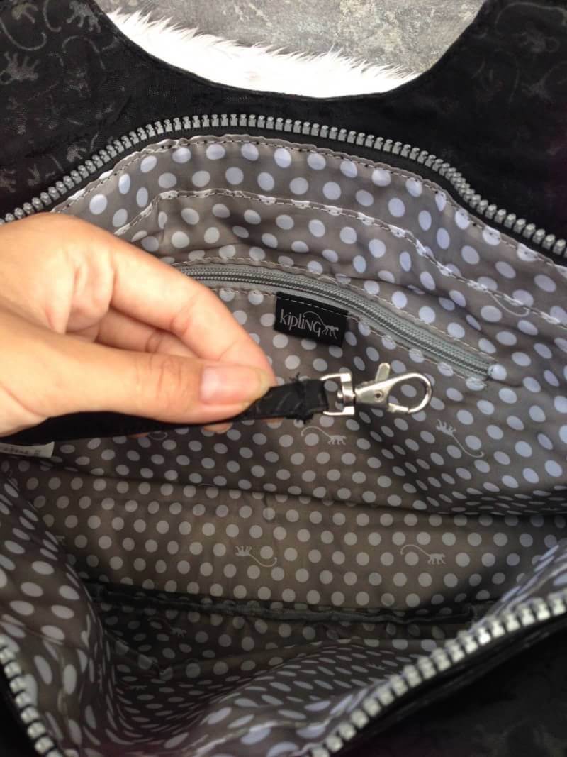 Kipling รุ่น Cicele กระเป๋าสะพายไหล่ใบใหญ่ สวยน่ารัก ตัวกระเป๋าด้านในเป็นช่องโล่งแบบปิดเปิดด้วยซิป มีช่องซิปด้านใน ด้านข้างกระเป๋า มี 2 ช่อง ปิดเปิด ด้วยเทป พร้อมที่ใส่โทรศัพท์ ปากกา และ MP 3 ในส่วนด้านใน และ ด้านข้างกระเป๋า ซ้าย-ขวา เป็นช่องขนาดเล็กสำหรั