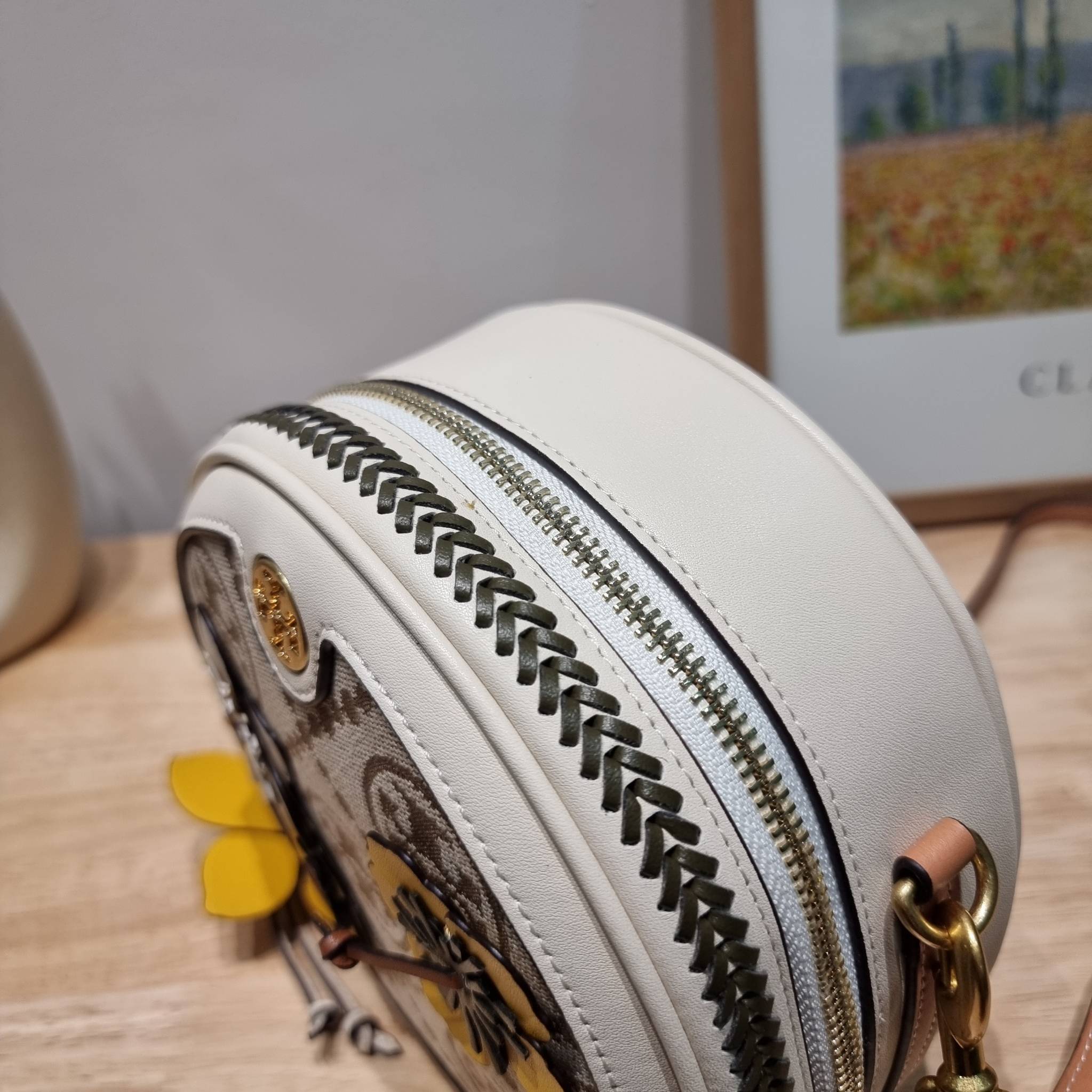 TORY BURCH T MONOGRAM FLORAL MOON CROSSBODY BAG คอลเลคชั่นใหม่ น่ารักให้ใจไปเลย กับประเป๋าสะพายทรงสวย ดีไซน์ใหม่ล่าสุด สไตล์งานคราฟ มีลูกเล่นประดับดอกไม้