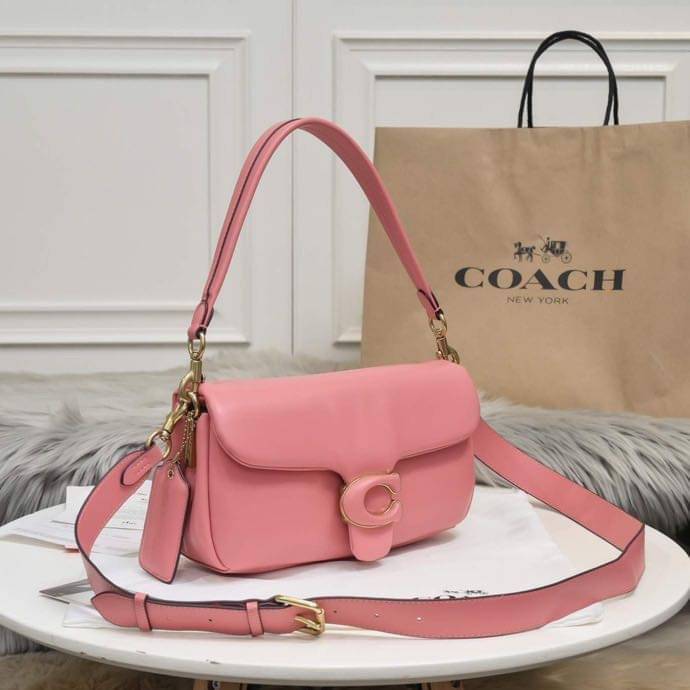 COACH PILLOW TABBY SHOULDER BAG 26 ไซส์ใหญ่ จุของได้ล้นๆ มาใหม่ขายดีที่สุด หนัง nappa หนานิ่ม นุ่มมากๆ พร้อมโลโก้รุ่นใหม่ด้วยเช่นกัน เพิ่มความหรู ดูดีเข้าไปอีกค่ะ