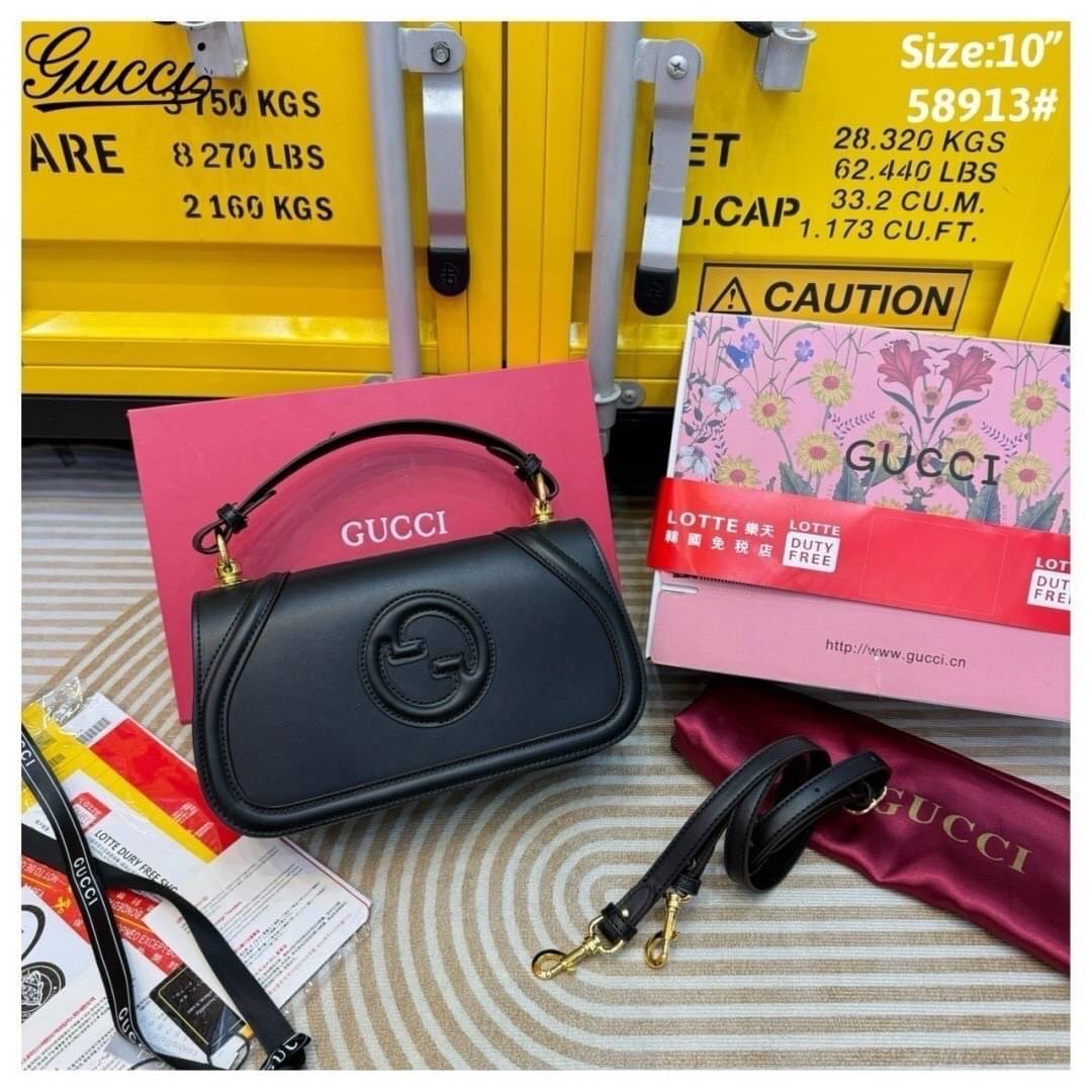 Gucci Blondie small top handle bag กระเป๋าสะพายรุ่นใหม่สุดไอคอนนิก ดีไซน์วินเทจยุค 70 เป็นความหรูหราที่สามารถใช้งานได้จริง เหมาะอย่างยิ่งสำหรับตู้เสื้อผ้าของสาวๆยุคนี้ ดาวเด่นดวงใหม่ของแบรนด์ ควรมีมากๆ ค่ะ