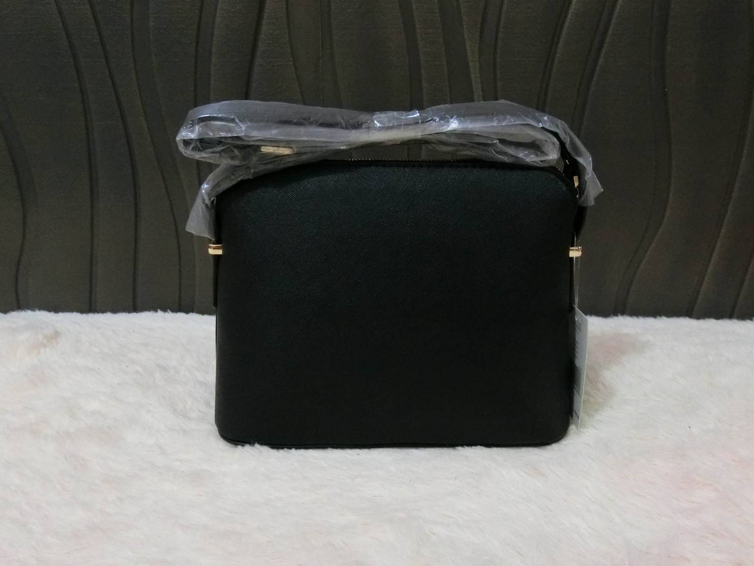 KATE SPADE CEDAR STREET MANDY แบรนด์ดังจากอเมริกาสุดฮิต กระเป๋าขนาดน่ารัก สะพายข้าง หนัง saffiano ภายในลายสวยเก๋สีทองเรียบหรู ทรงแข็งอยู่ทรง MUST HAVE!!