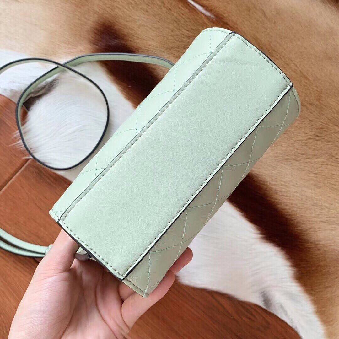 GUESS ELLIANA QUILTED MINI SATCHEL BAG กระเป๋าสะพายรุ่นยอดนิยม วัสดุ PU คุณภาพดี นิ่ม น้ำหนักเบาด้านหน้าประดับด้วยโลโก้แบรนด์สุดหรู เปิดปิดกระเป๋าด้วยซิปสะดวกใช้ ด้านในกว้างมีช่องซิปสำหรับใส่ของ ใส่มือถือได้ทุกรุ่น ซับในลายแบรนด์ สายสะพายหนังเลื่อนปรับระด