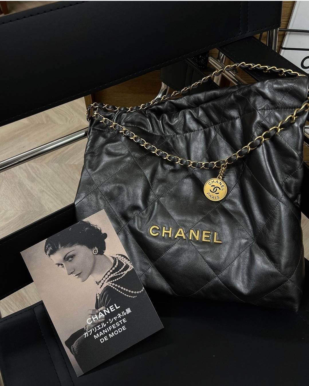 Chanel ss22 Logo CC shopping tote / Chanel 22 handbag มาแรงที่สุดในตอนนี้ก็คือรุ่นนี้เลย ใช้งานง่ายรุ่นนี้สามารถใช้ได้ทั้งผู้หญิงและผู้ชายน้า เกินต้านที่สุดกับไอเท็มนี้ ที่สาวๆหรือใครๆก็ต้องมีแล้ว!! แค่เห็นก็หลงรัก กระเป๋าทรงสวย