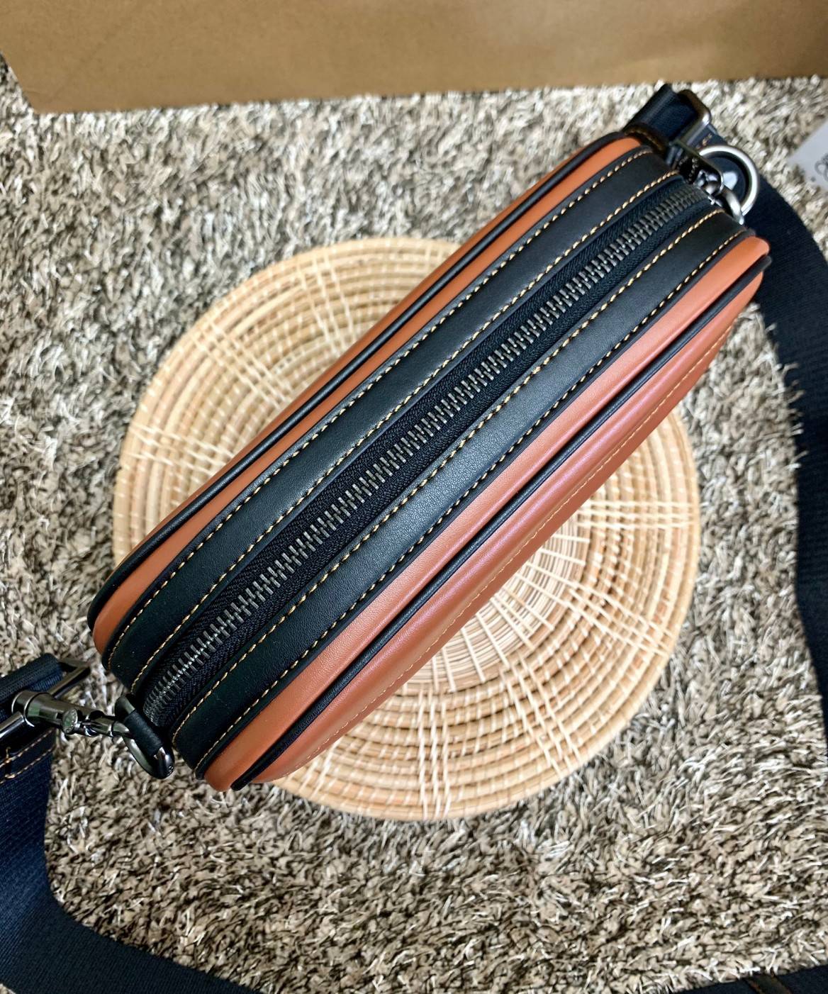 3สีเข้าใหม่งานคุณภาพอีกแล้วคับท่านน ทั้งสี ทั้งหนังสวยมากๆค่าา!! COACH GRAHAM CROSSBODY BAG ((39946)) พร้อมส่ง! กระเป๋าสะพายแบบครอสบอดี้ร์ ใช้ได้ทั้งชาย//หญิง หนังแท้อย่างดี เรียบหรูค่ะ ด้านหน้ามีช่องซิปซ่อนให้หนึ่งช่อง ช่องซิปหลักกว้าง ใส่ของจำเป็นได้ครบ