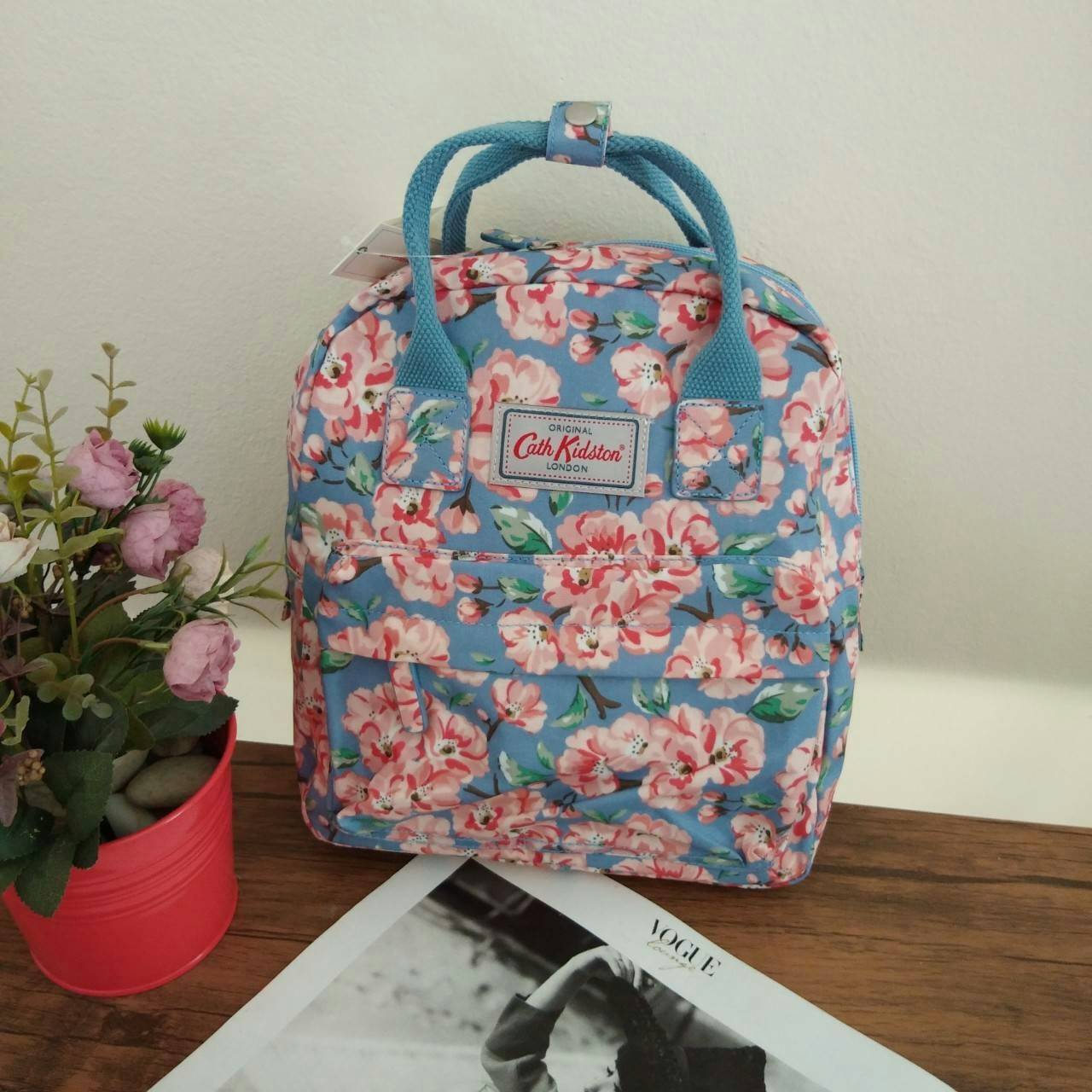 Cath Kidston Mini Backpack Bag กระเป๋าเป้ size mini สไตล์ Vintage สุดฮิต วัสดุ Canvas เคลือบ ทนทาน ดูแลรักษาง่าย มีหูหิ้ว ด้านหน้ามีช่องซิป เปิดปิดกระเป๋าด้วยซิป ภายในมีช่องซิปเล็ก ใน่กระเป๋าสตางค์ใบยาวได้ ใบนี้จะถือหรือสะพายก็ดูดีค่ะ