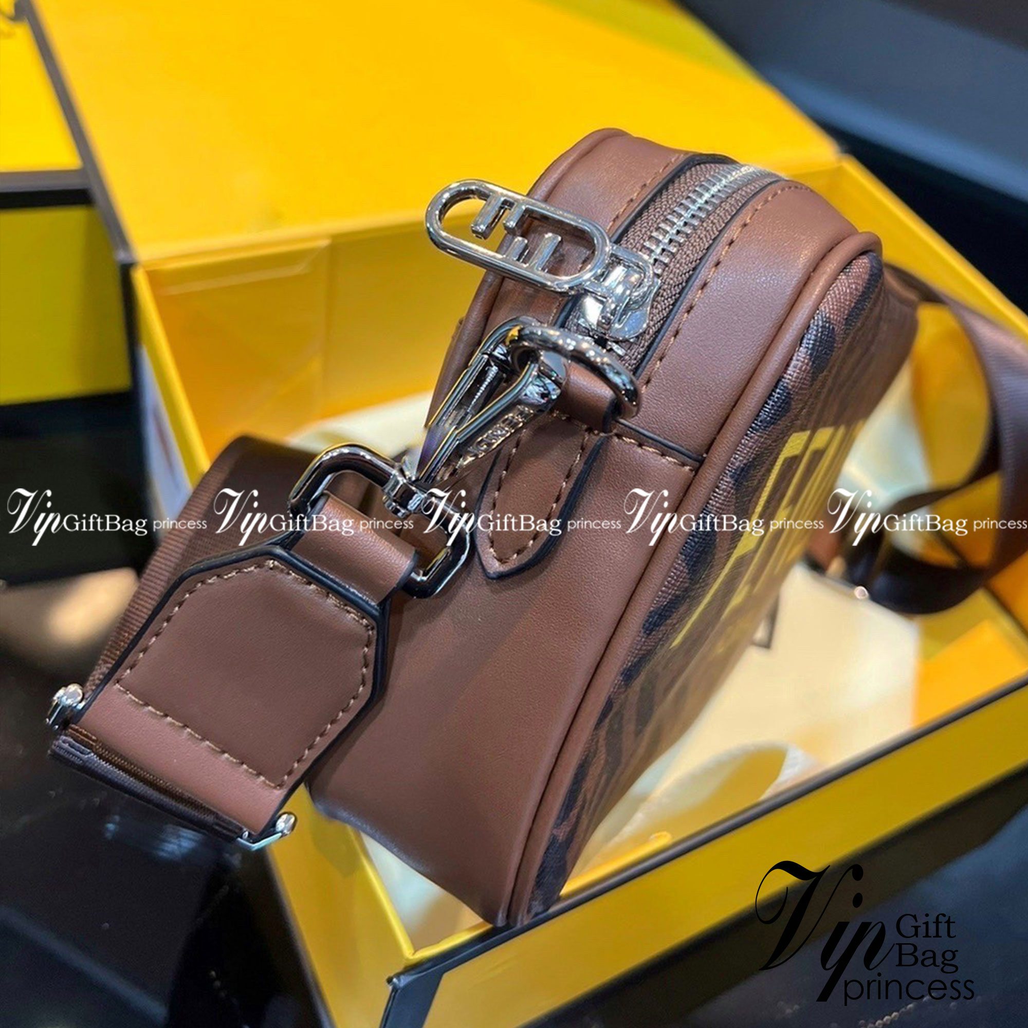 Fendi FF logo-print Messenger Bag / Fendi Borsa a spalla con logo FF กระเป๋าสะพายเฟนดิ คอลเล็คชั่นใหม่ พร้อมส่ง