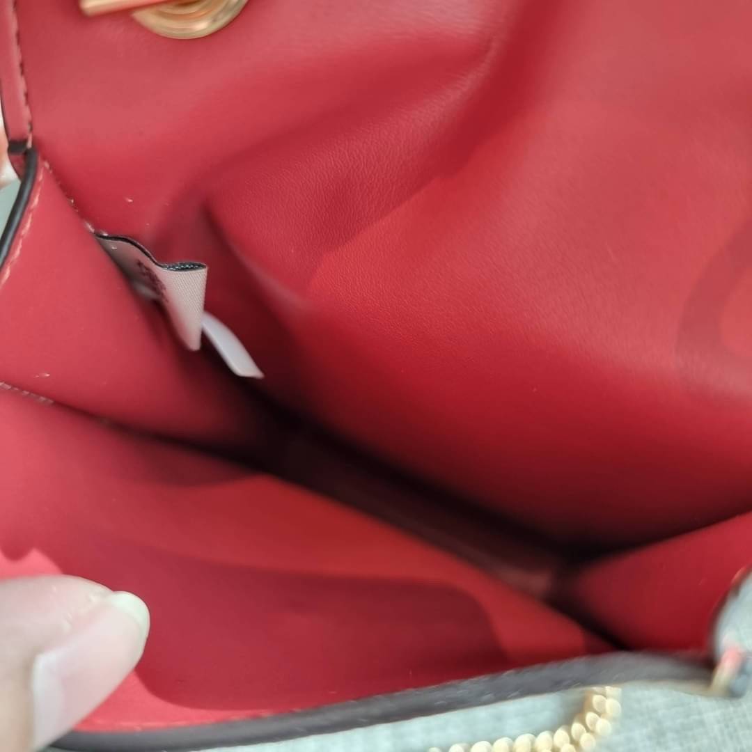 COACH NORTH/SOUTH PHONE CROSSBODY IN SIGNATURE CANVAS F55636 F39955 สุดคลาสสิคกับกระเป๋าสะพายเอนกประสงค์ Case phone ใส่โทรศัพท์มือถือได้ทุกรุ่น ดีไซน์ลายเอกลักษณ์ วัสดุหนังแคนวาสเคลือบลาย ฝาและภายในเป็นหนังสังเคราะห์เรียบ เปิด-ปิดด้วยกระดุม สายสะพายยาวประ