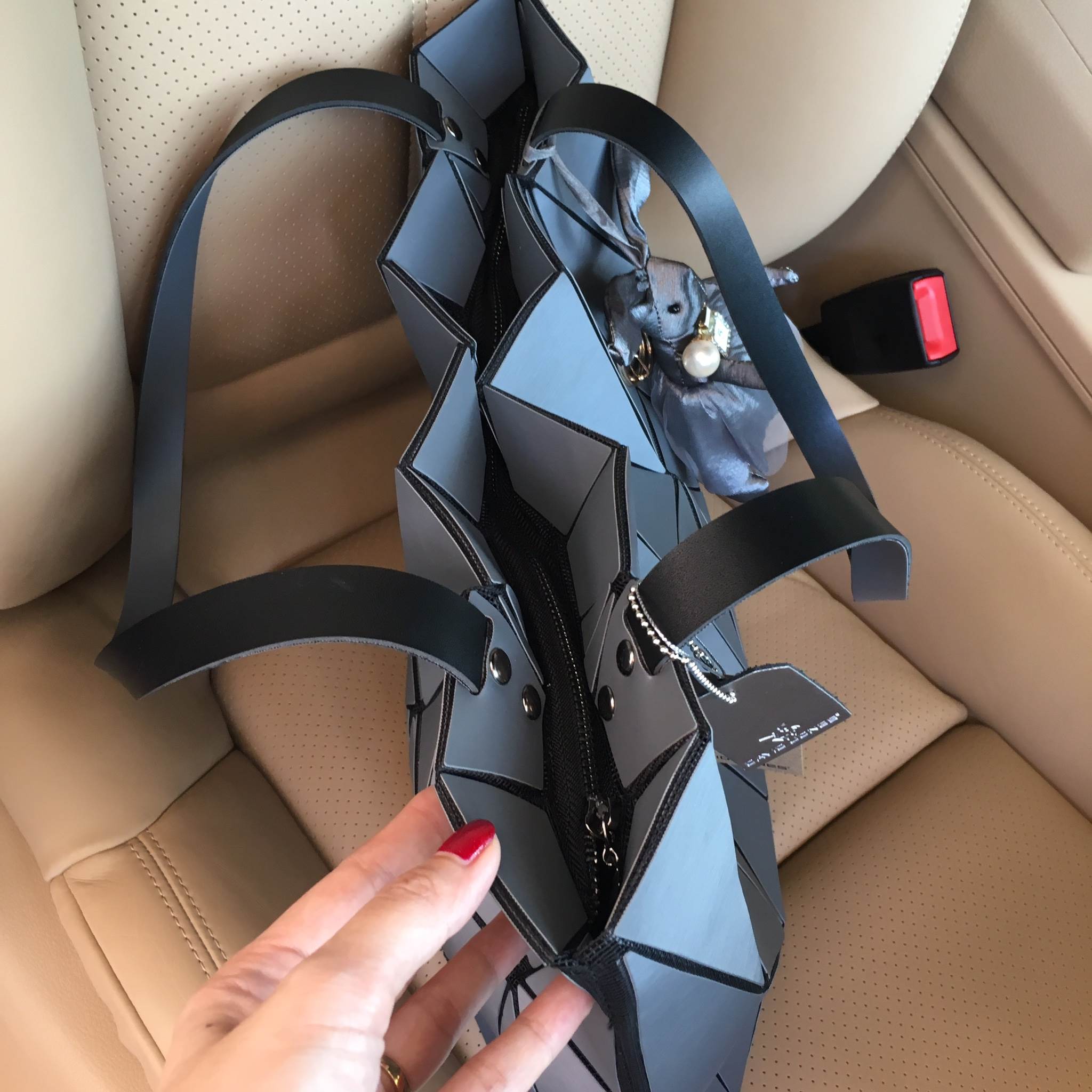 ห้ามพลาดเลยค่า ได้ สีใหม่ ลายใหม่ Metallic Grey 💕ทรงสุดฮิตจากแบรนด์ David Jones ใบนี้ มาพร้อมกับน้องกระต่ายสีเข้า set กับกระเป๋าคะ กระเป๋า ทรง Tote ตัวกระเป๋าเย็บติด ด้วยแผ่นอคิลิค สุดหรู ดีไซน์เกร๋ จุดเด่นที่ น้ำหนักเบา สามารถ ถือ หรือ สะพายไหล่ไ