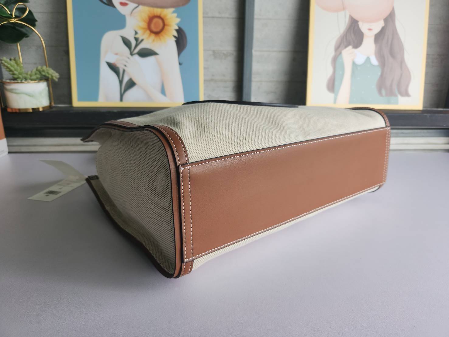 TORY BURCH ELLA CANVAS TOTE BAG กระเป๋าโท้ตน้ำหนักเบาของเราพร้อมป้ายโลโก้ Ella ทำจากผ้าใบที่ทนทานพร้อมรายละเอียดหนังและกระเป๋าด้านใน อเนกประสงค์ ทรงคลาสสิก และสร้างขึ้นอย่างสวยงามด้วยฝีมือช่างฝีมือ สายรัดแคบช่วยให้วางราบกับไหล่ได้อย่างสบาย เหมาะสำหรับทุกว