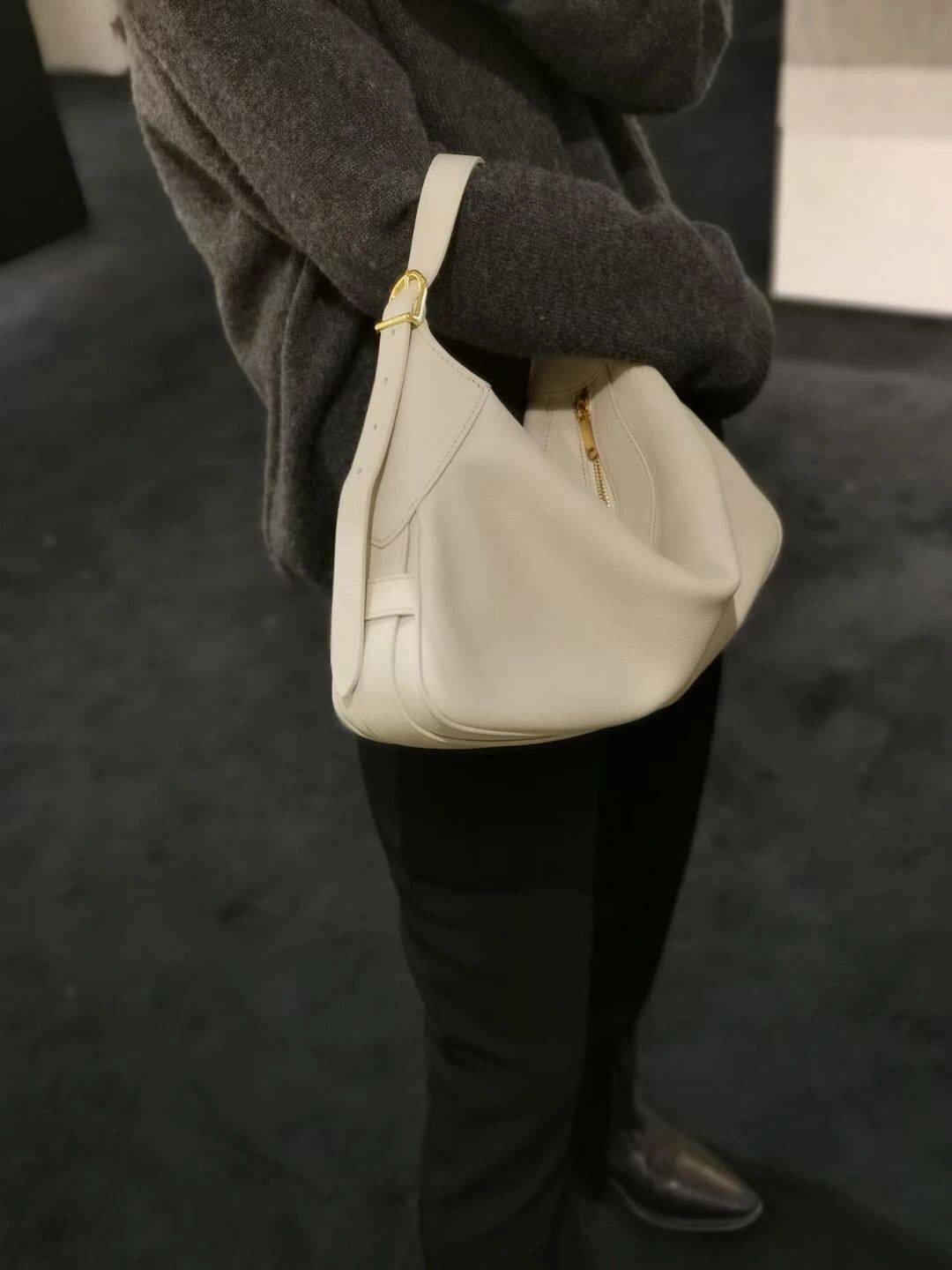 ทรงยอดฮิตที่สุด **หนังนิ่มมือมาก กับ CELINE ROMY VIP GIFT WITH PURCHASE (GWP) กระเป๋าสะพายไหล่ทรงเป็กเอกลักษณ์ เปิดปิดด้วยซิป จุของได้เยอะคะ Ipad mini เครื่องสำอางค์ เหมาะสำหรับสาวๆ มากคะด้วยน้ำหนักที่เบาและใช้ได้หลายลุค มาพร้อมสายสะพาย2แบบ(ถอดเปลี่ยนได้)