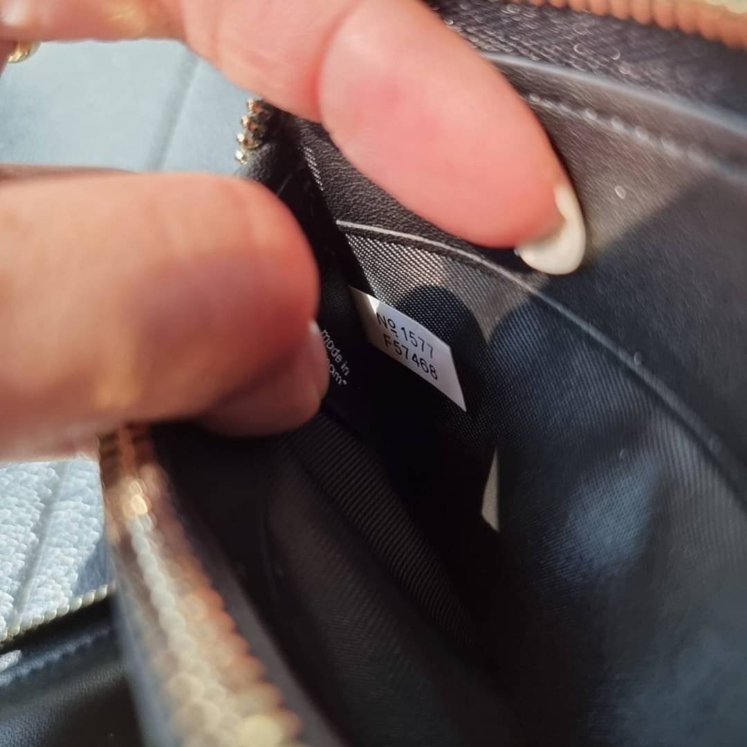 COACH F57468 PHONE WALLET IN SIGNATURE COATED CANVAS กระเป๋าสตางค์ถนอมมือถือ!! 2IN1 สุดๆ ใส่โทรศัพท์ ใส่เงิน ใส่บัตร ครบถ้วน!! จบในใบเดียวจ้า ขนาดกำลังเหมาะมือ วัสดุหนังแคนวาสเคลือบลาย คุณภาพดี สาวๆมีไว้ติดตัวสักใบ ไม่ผิดหวังจ้า