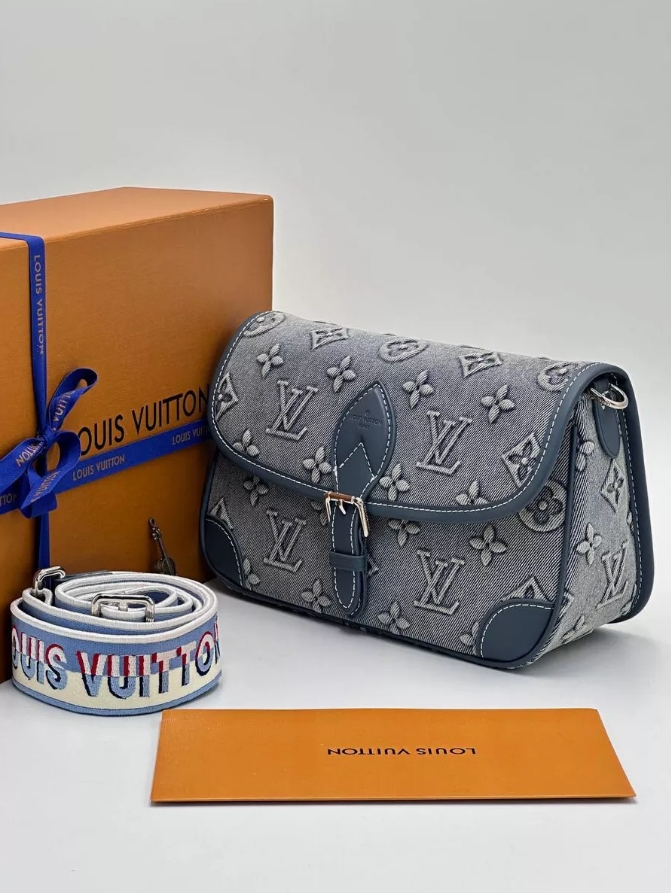 LV Diane Monogram Denim Bag กระเป๋าสะพายมัลติฟังก์ชั่นเดนิมสไตล์วินเทจ ปั้มนูนโลโก้ลายโมโนแกรม ดีไซน์ใหม่ ออกมาได้น่ารักน่าใช้มากๆ สียีนส์ซีดสวยมีเสน่ห์ -- [รับตัวแทนกระเป๋า]